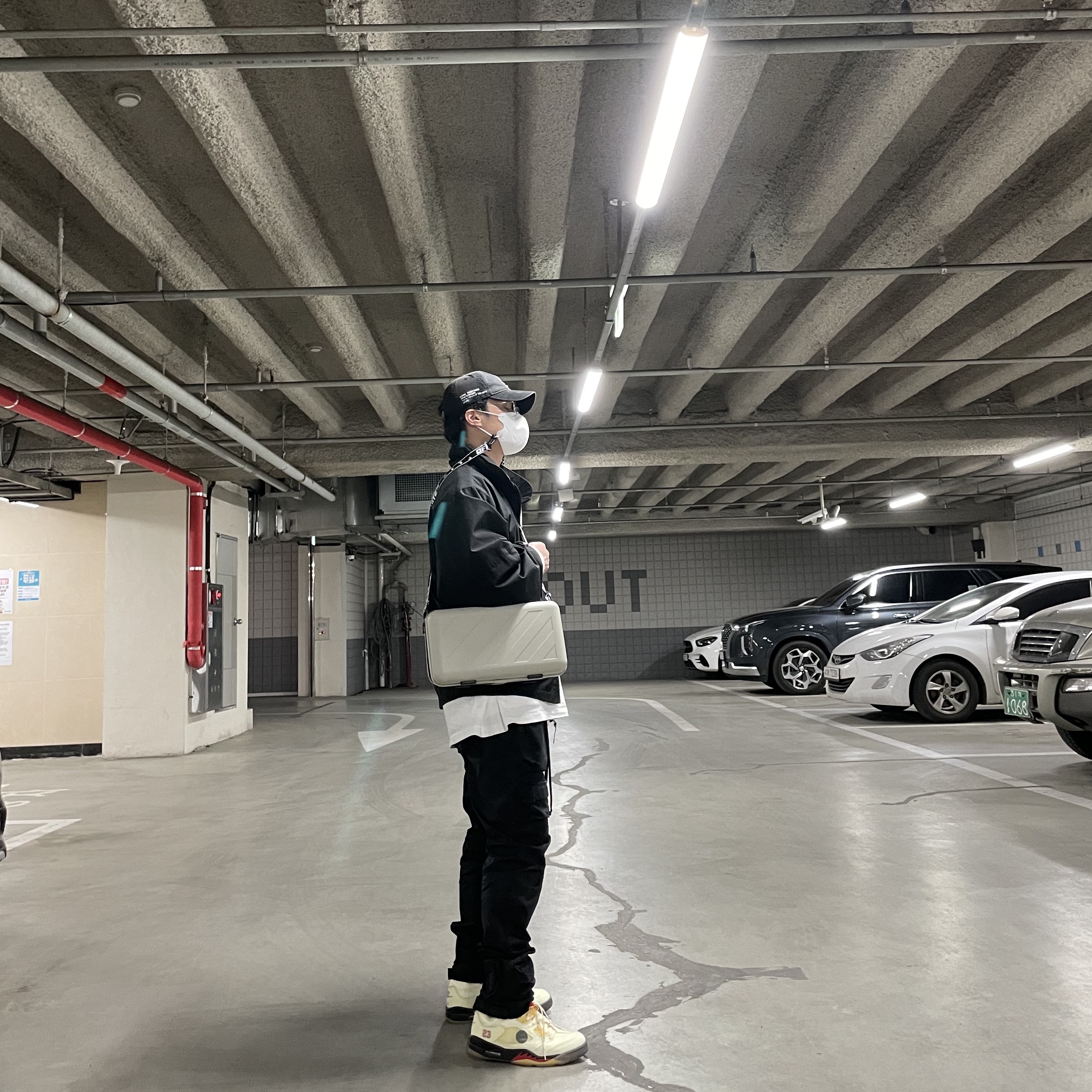 Off-White x Amore Pacific Protection Box (Without Cosmetics), Jordan 5 x Off-White Retro SP Sail Fire Red 착용 스타일 - 3