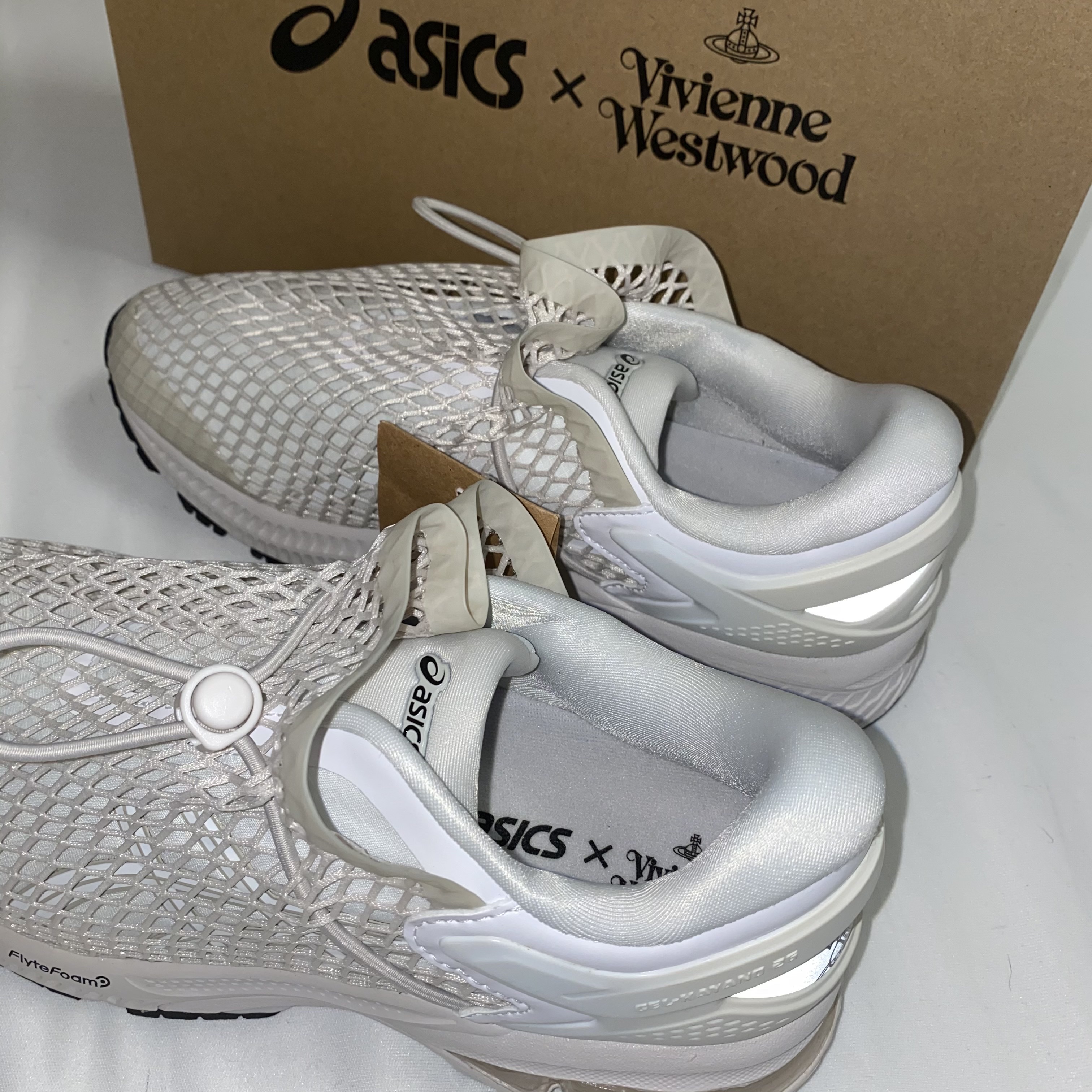 Asics x Vivienne Westwood Gel-Kayano 26 Birch White 착용 스타일 - 1