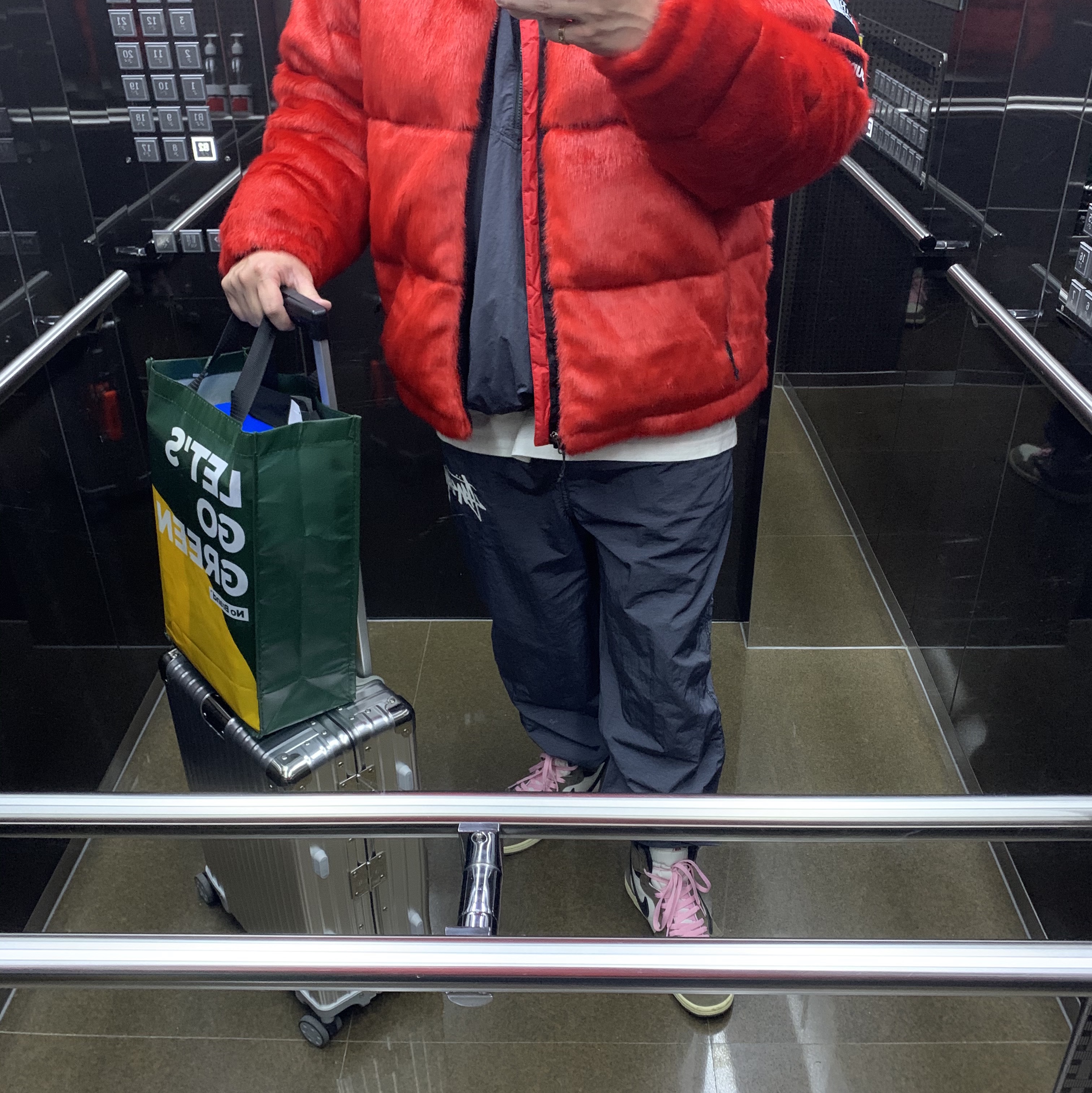 Jordan 1 x Travis Scott Retro High OG SP Mocha, Supreme x The North Face Faux Fur Nuptse Jacket Red - 20FW 착용 스타일