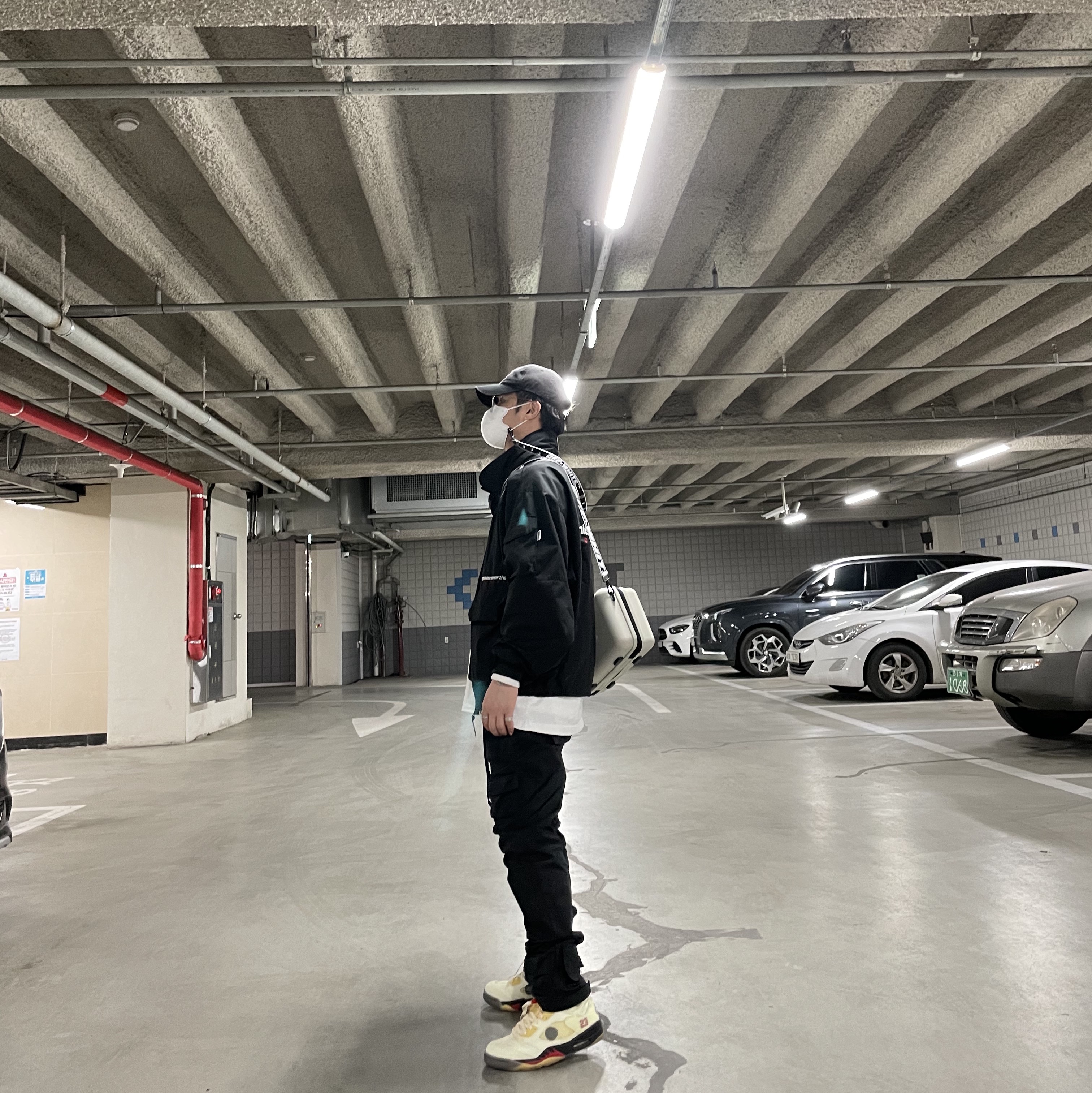 Off-White x Amore Pacific Protection Box (Without Cosmetics), Jordan 5 x Off-White Retro SP Sail Fire Red 착용 스타일 - 4