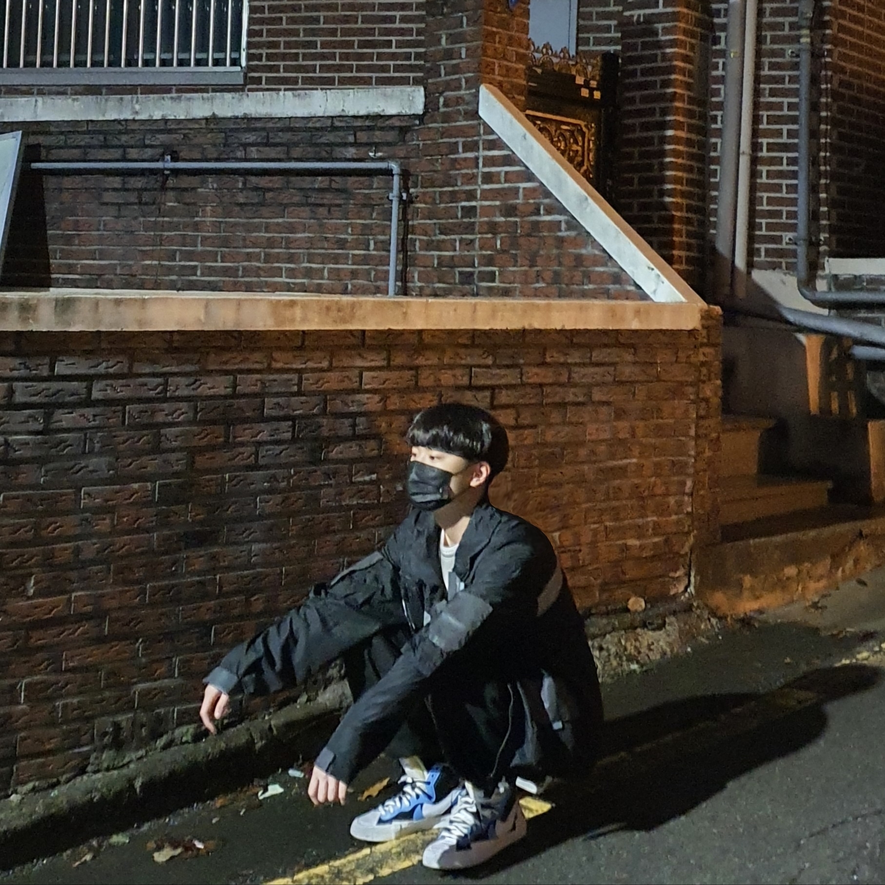 Nike x Sacai Blazer Mid White Black Legend Blue 착용 스타일 - 3