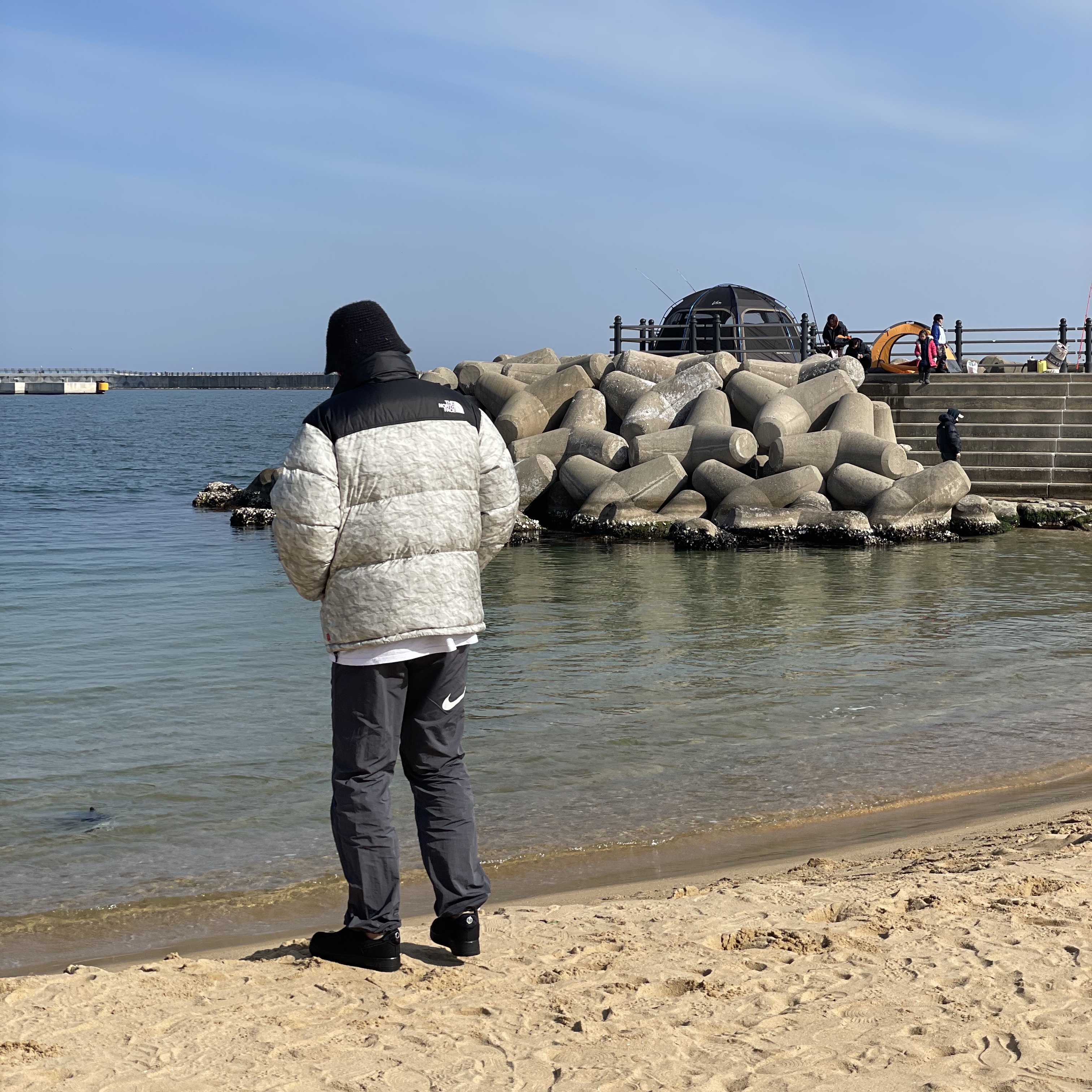 Supreme x The North Face Paper Print Nuptse Jacket - 19FW, Nike x Stussy Air Force 1 Low Triple Black 착용 스타일