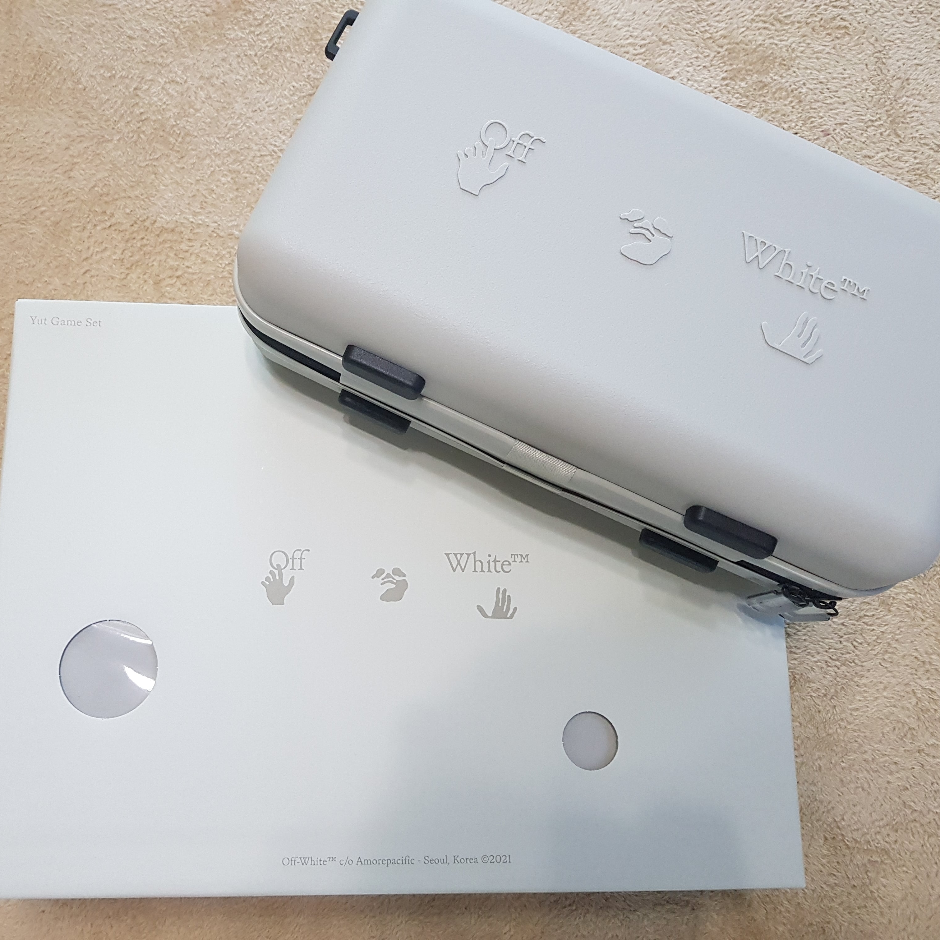 Off-White x Amore Pacific Protection Box (Without Cosmetics), Off-White x Amore Pacific Play Kit 착용 스타일