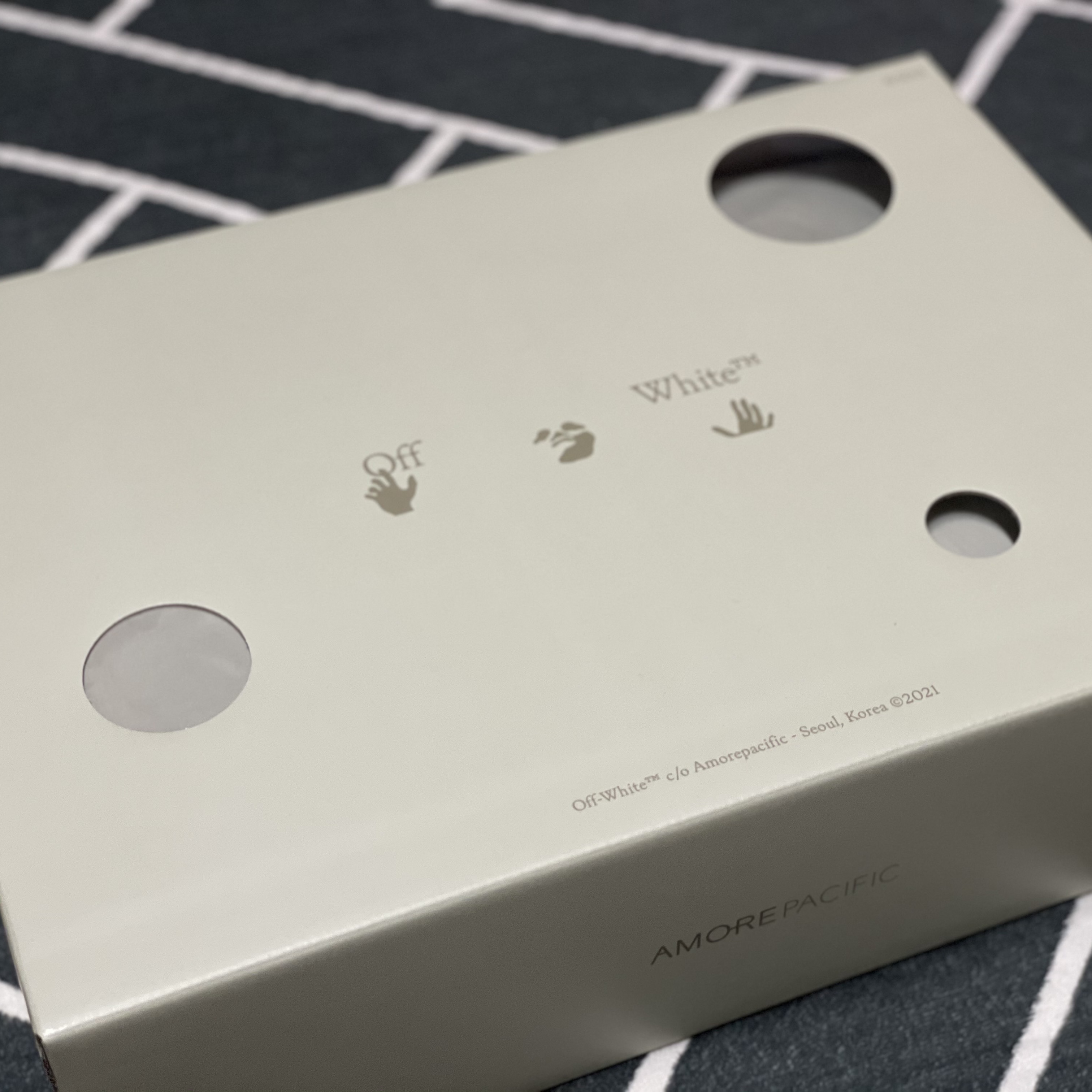 Off-White x Amore Pacific Play Kit 착용 스타일 - 1