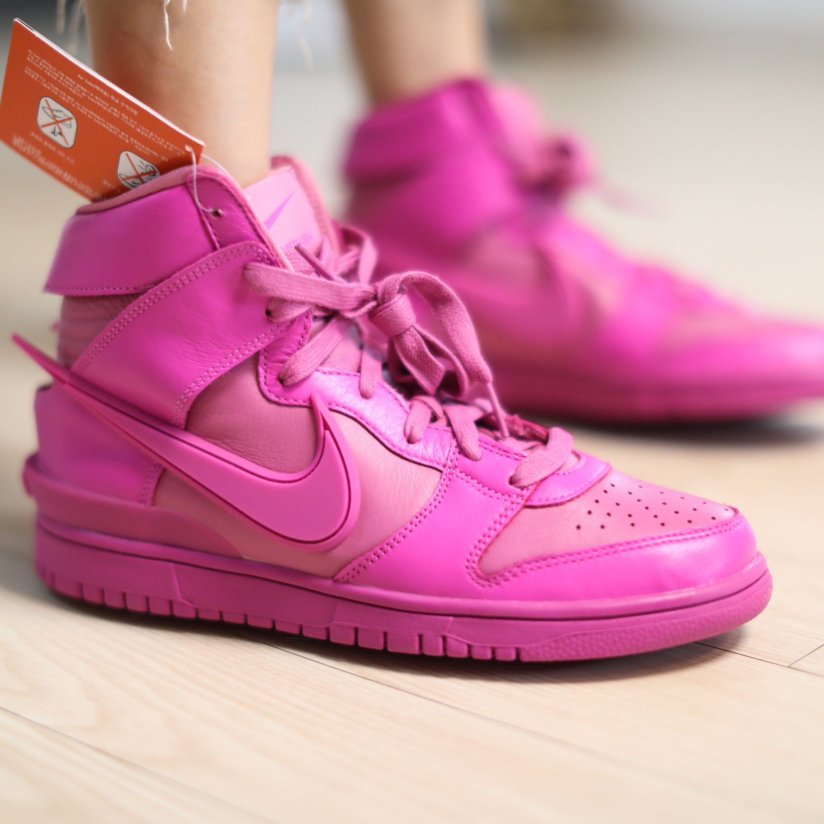 Nike x Ambush Dunk High Cosmic Fuchsia 착용 스타일 - 3