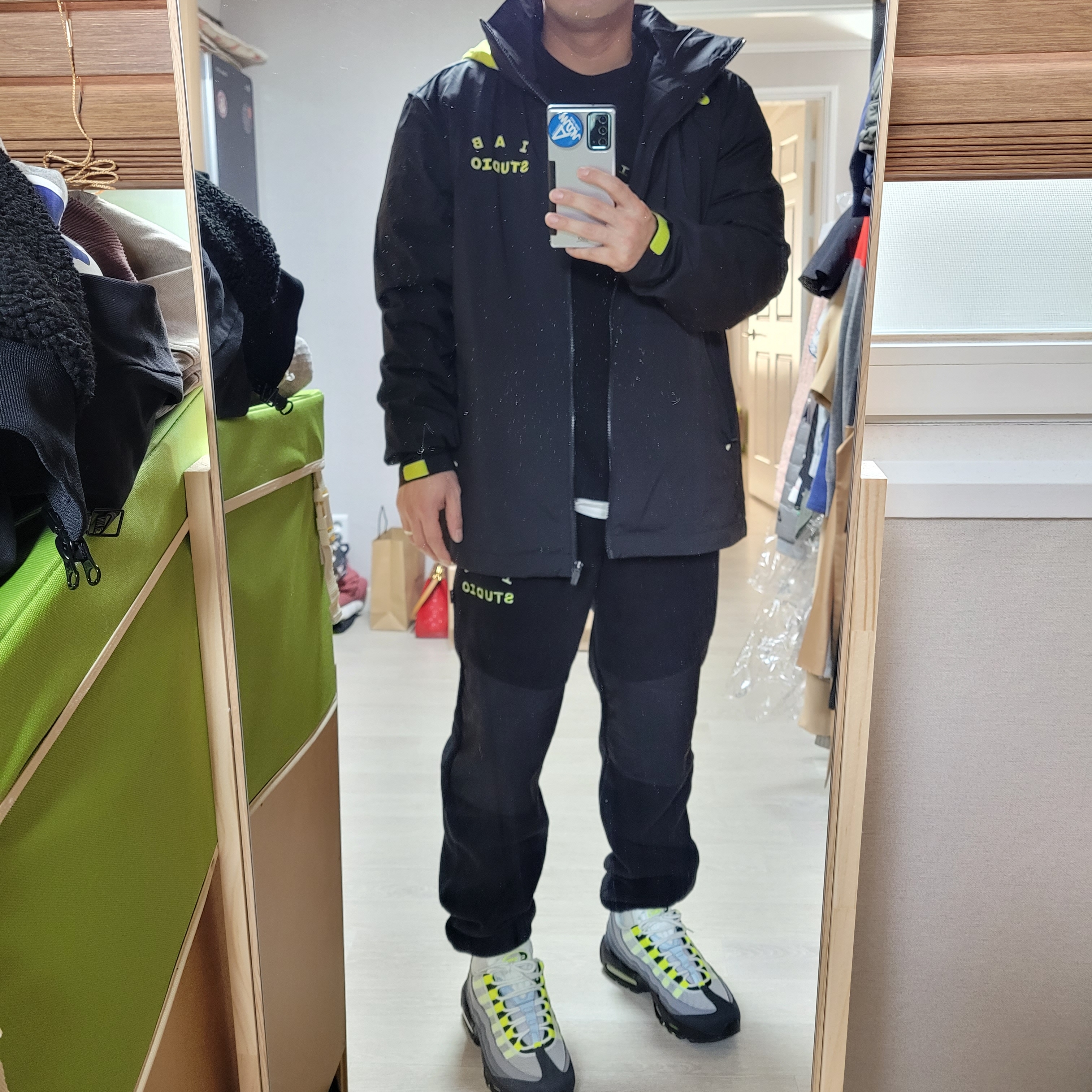 Nike Air Max 95 OG Neon Yellow 2020, IAB Studio x Asics Fleece Pants Black 착용 스타일