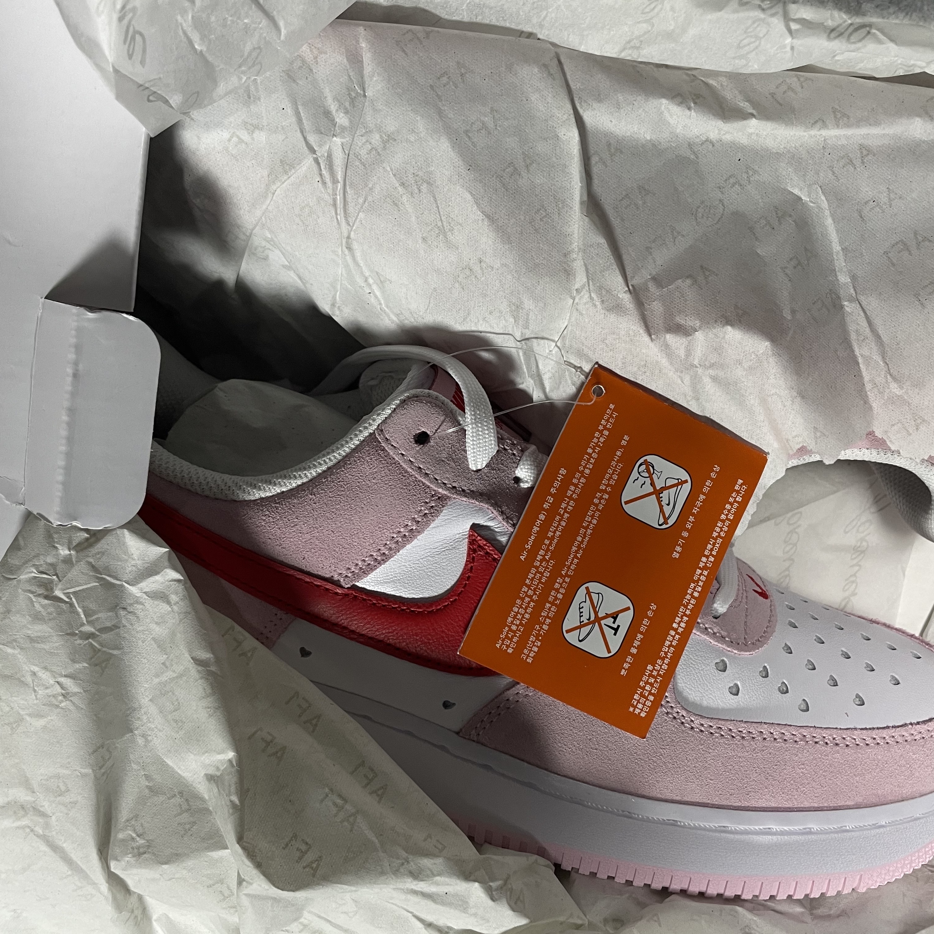 Nike Air Force 1 '07 QS Valentine's Day 착용 스타일 - 5
