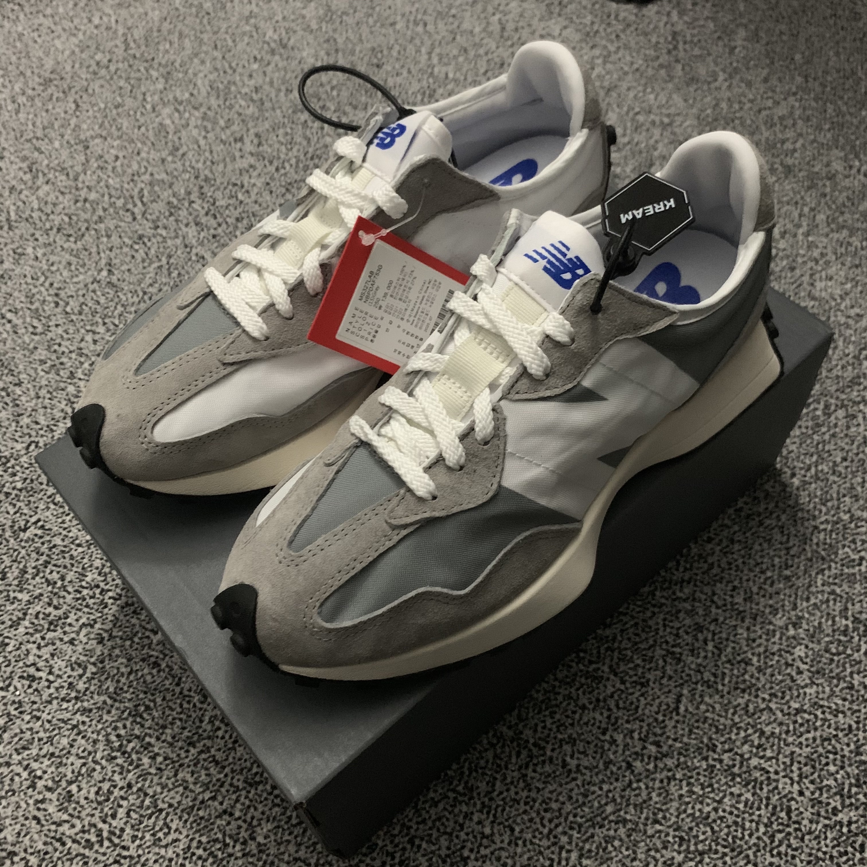 New Balance 327 Grey 착용 스타일