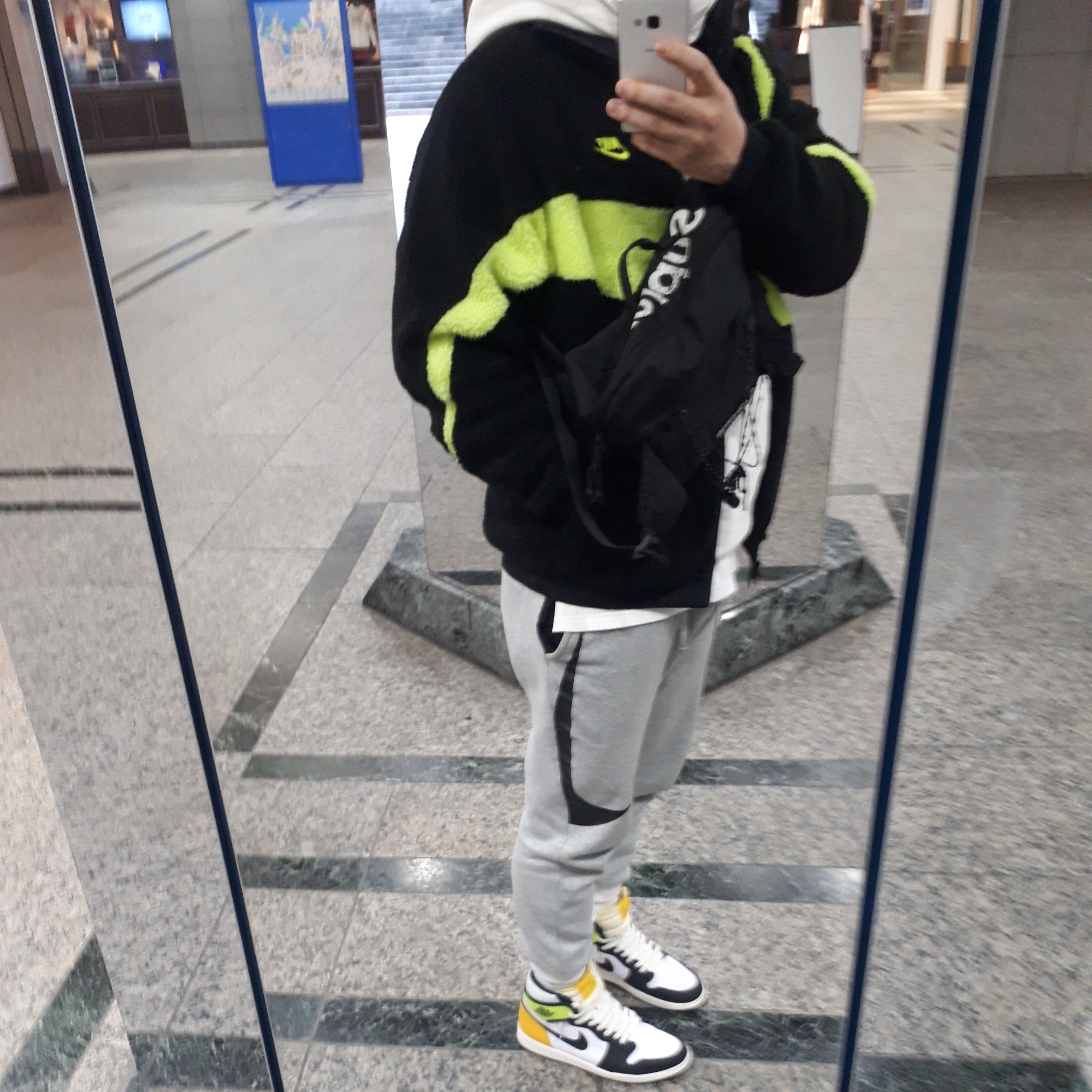 Nike Big Swoosh Full Zip Jacket Black Volt, Jordan 1 Retro High OG Volt Gold 착용 스타일 - 1