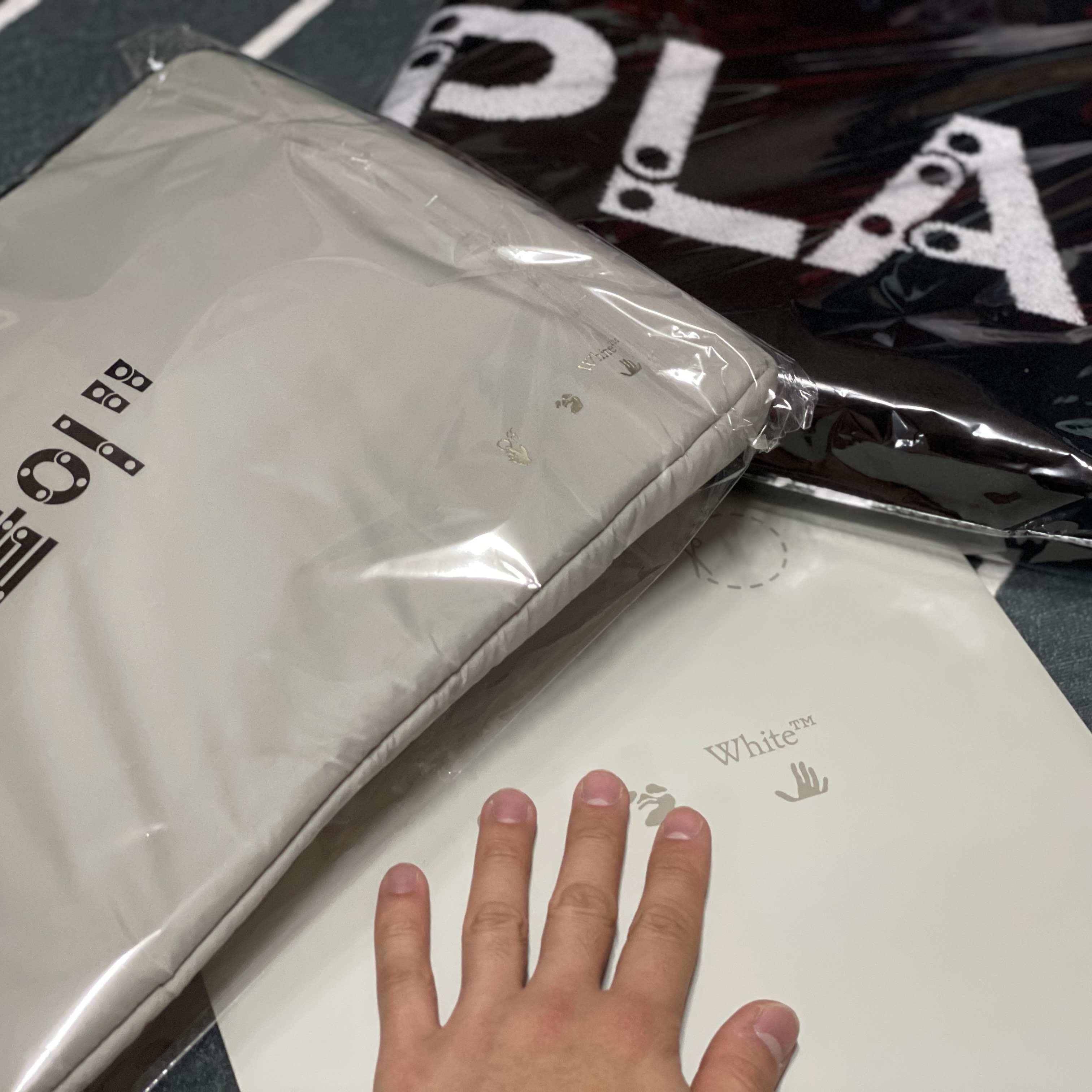 Off-White x Amore Pacific Play Kit 착용 스타일 - 3