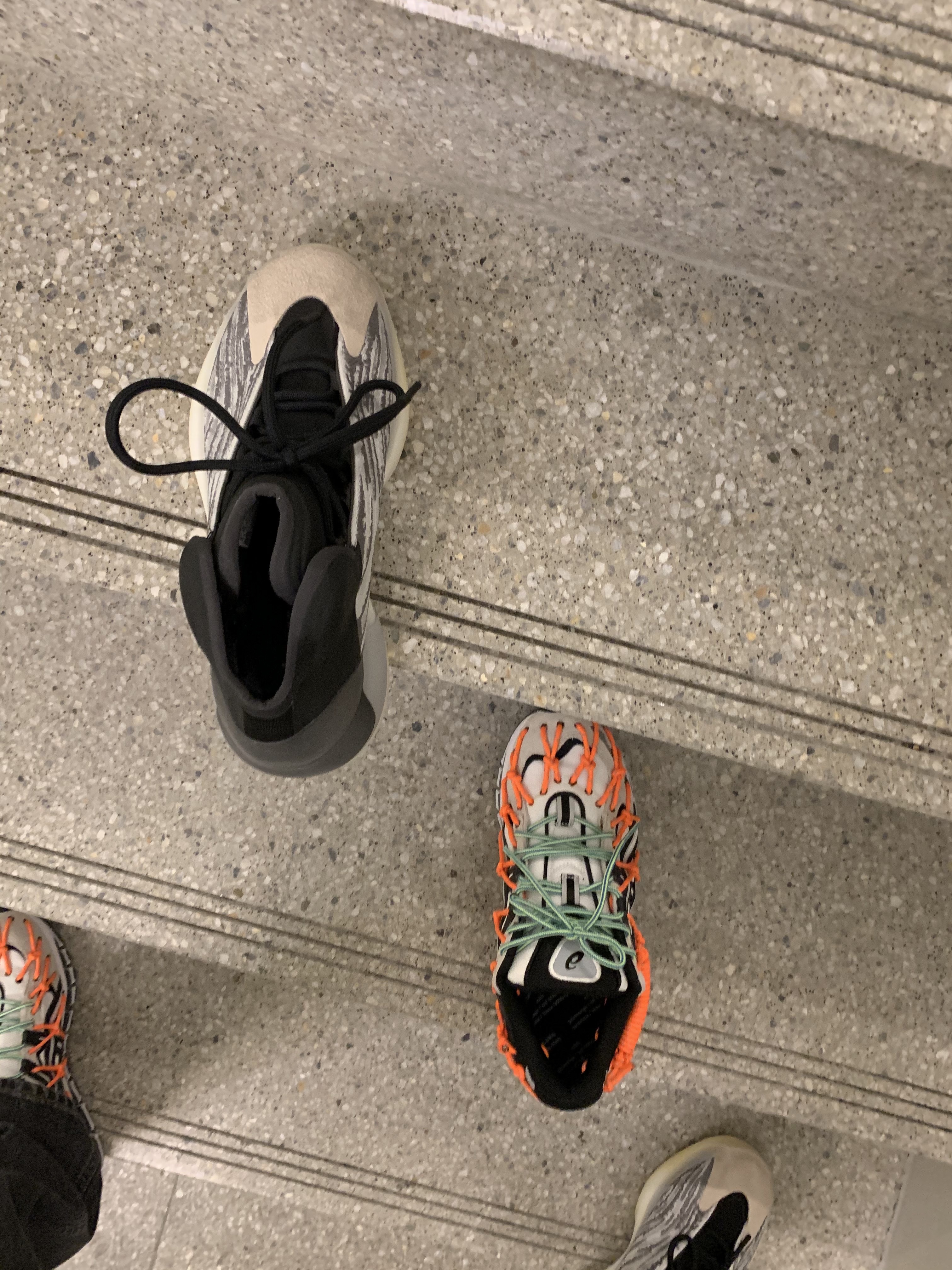Adidas Yeezy QNTM Lifestyle, Asics x Rokh Gel-Kayano 5 360 White Black 착용 스타일