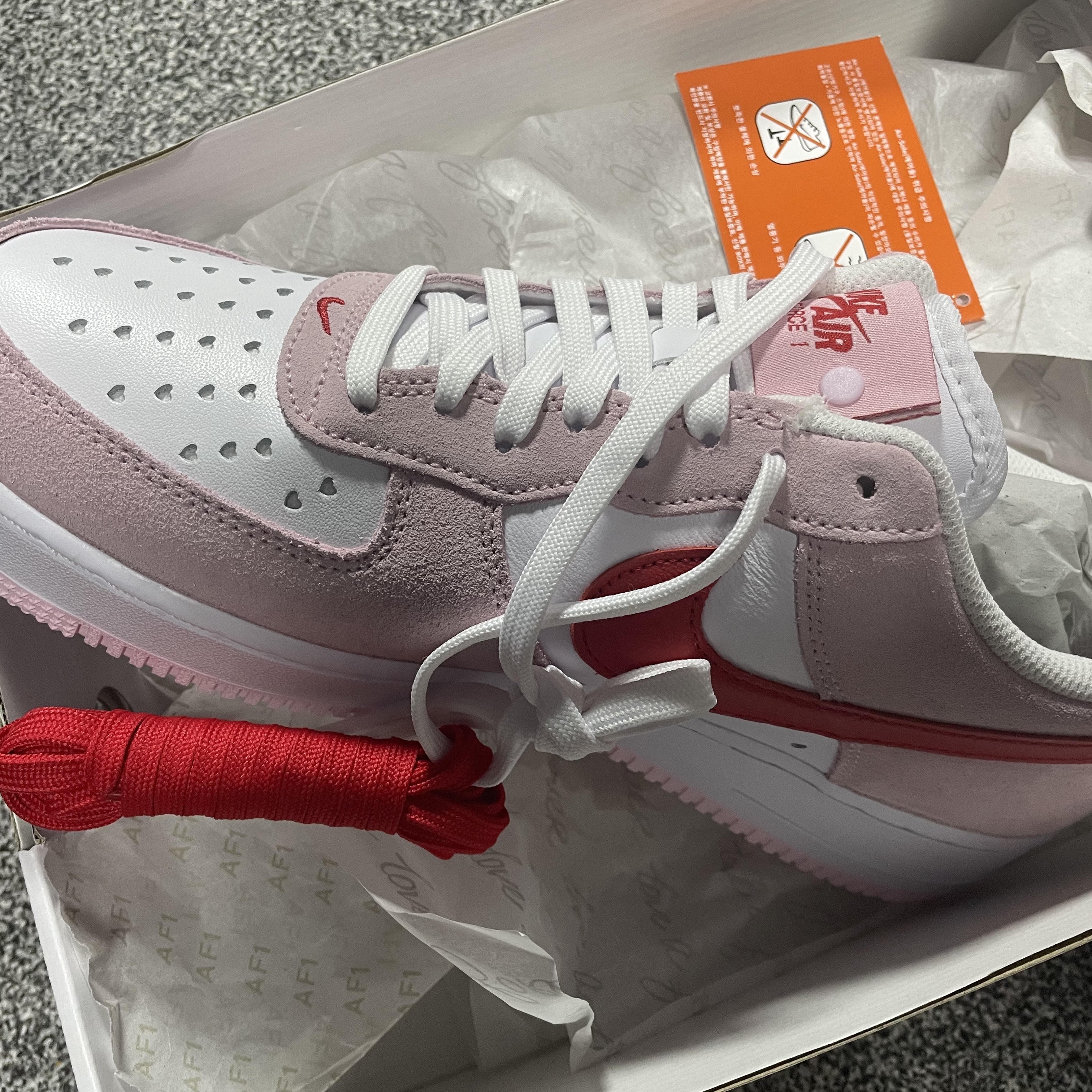 Nike Air Force 1 '07 QS Valentine's Day 착용 스타일 - 4