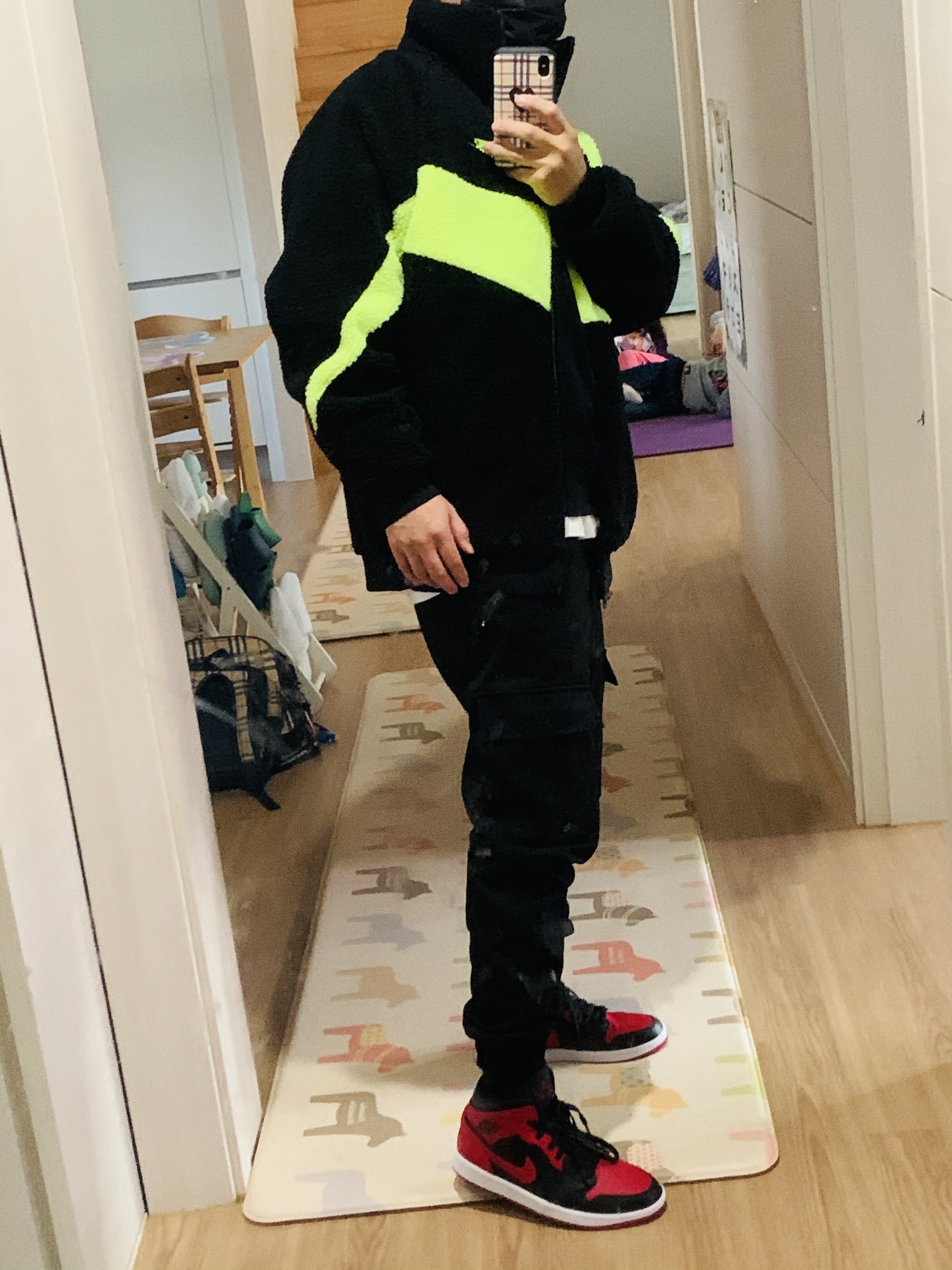 Jordan 1 Mid Bred Banned 2020, Nike Big Swoosh Full Zip Jacket Black Volt 착용 스타일 - 1