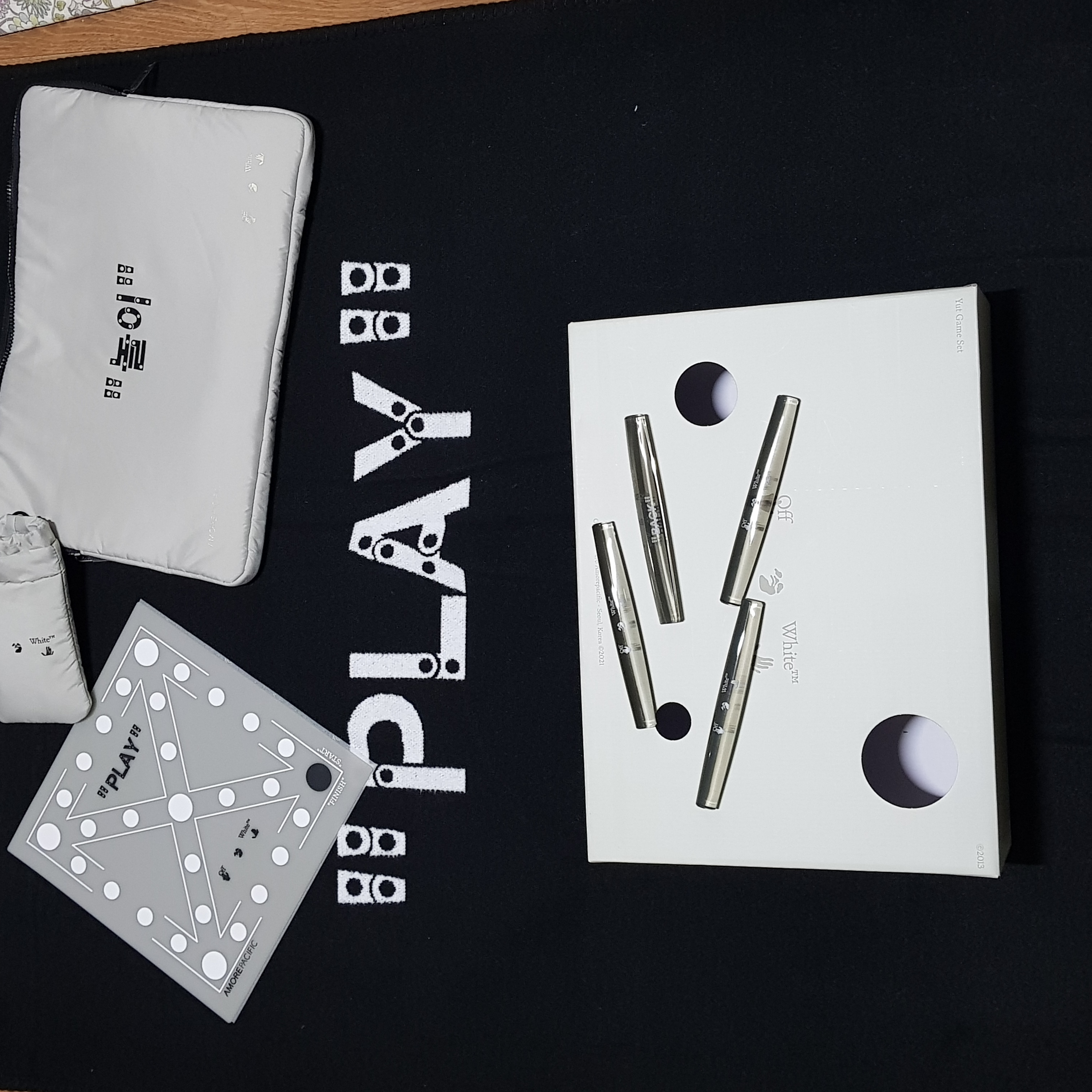 Off-White x Amore Pacific Play Kit 착용 스타일 - 1