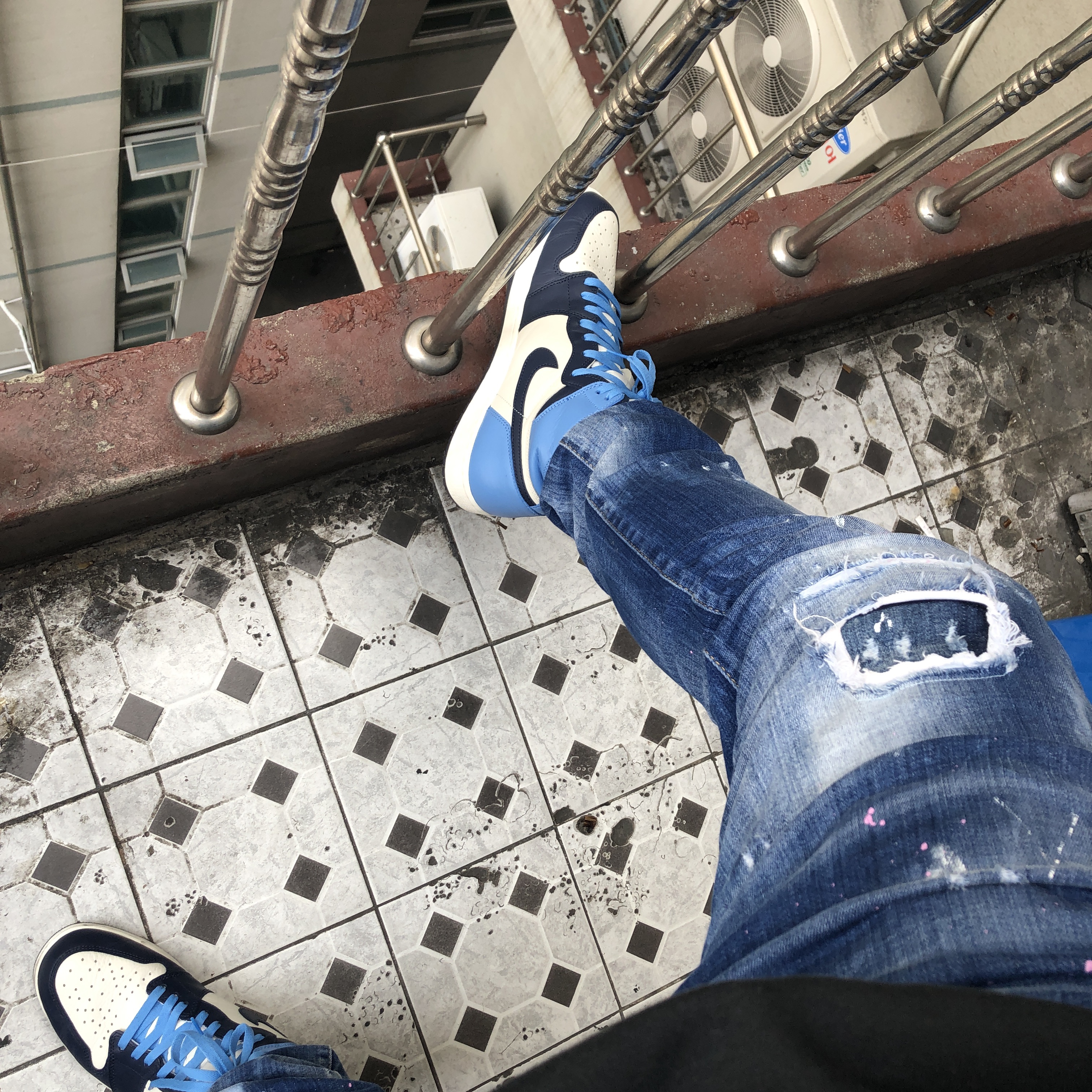 Jordan 1 Retro High Obsidian UNC 착용 스타일 - 2