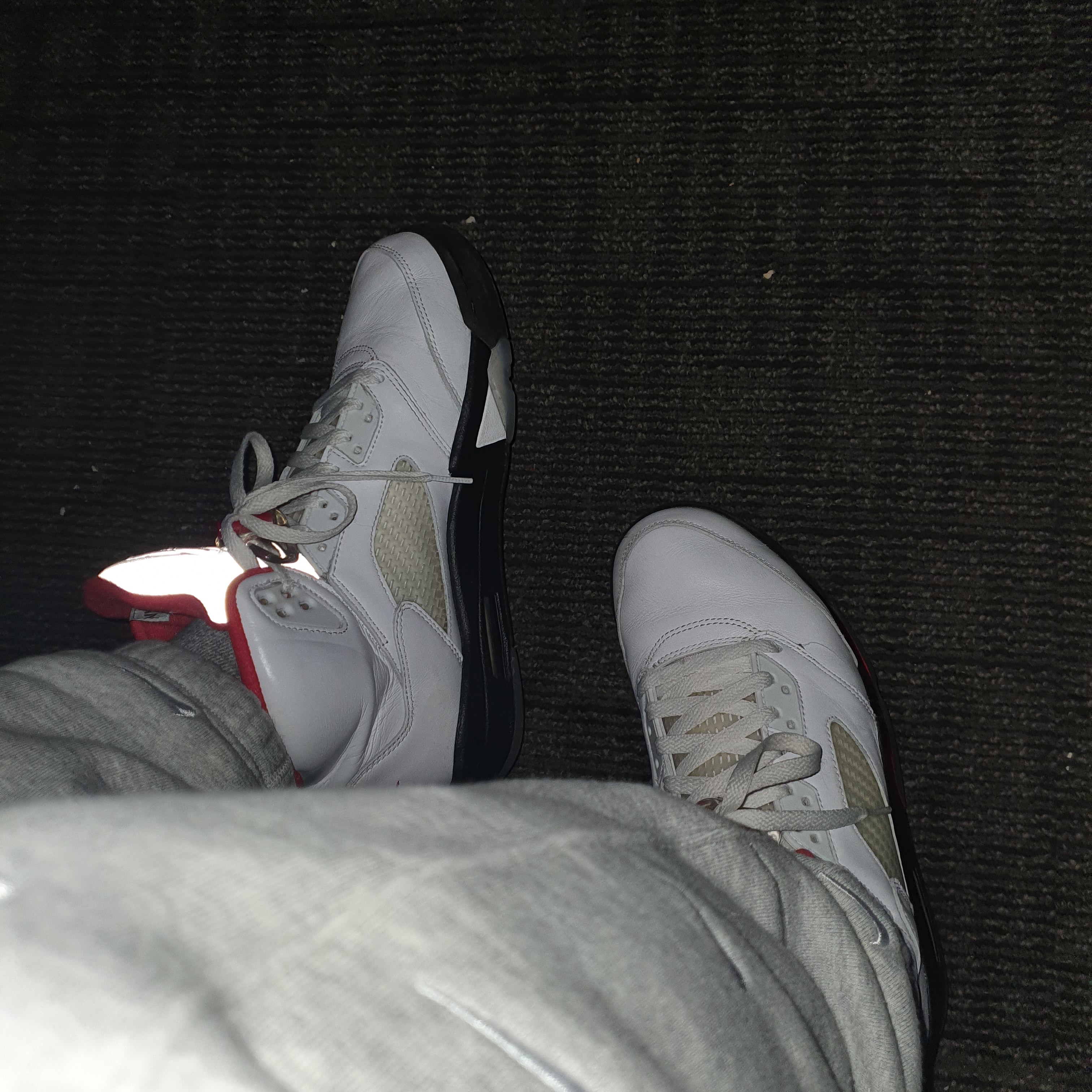 Jordan 5 Retro Fire Red Silver Tongue 2020, Nike NRG Swoosh Logo Pants Grey Heather 착용 스타일 - 2