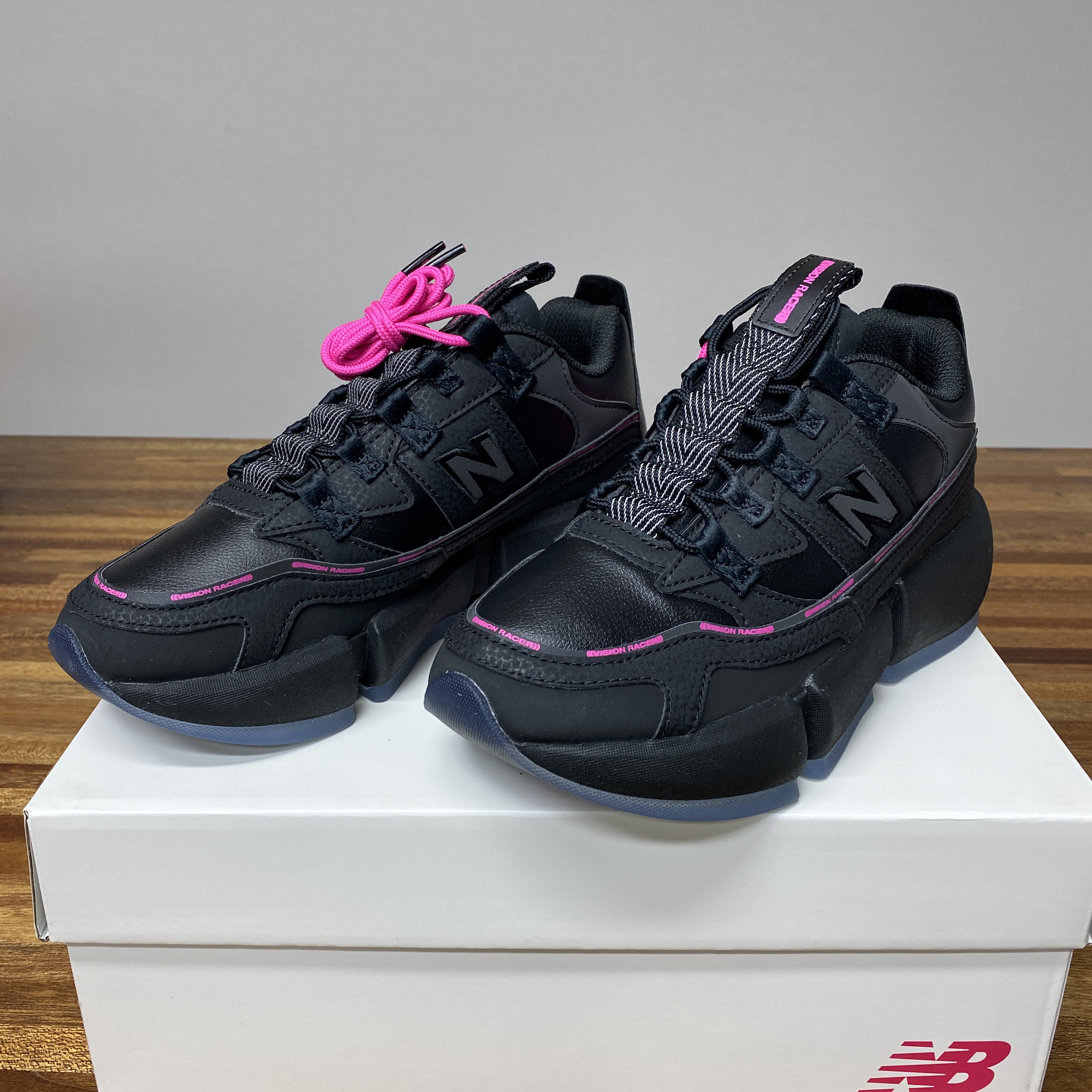 New Balance x Jaden Smith Vision Racer Black Pink 착용 스타일 - 2