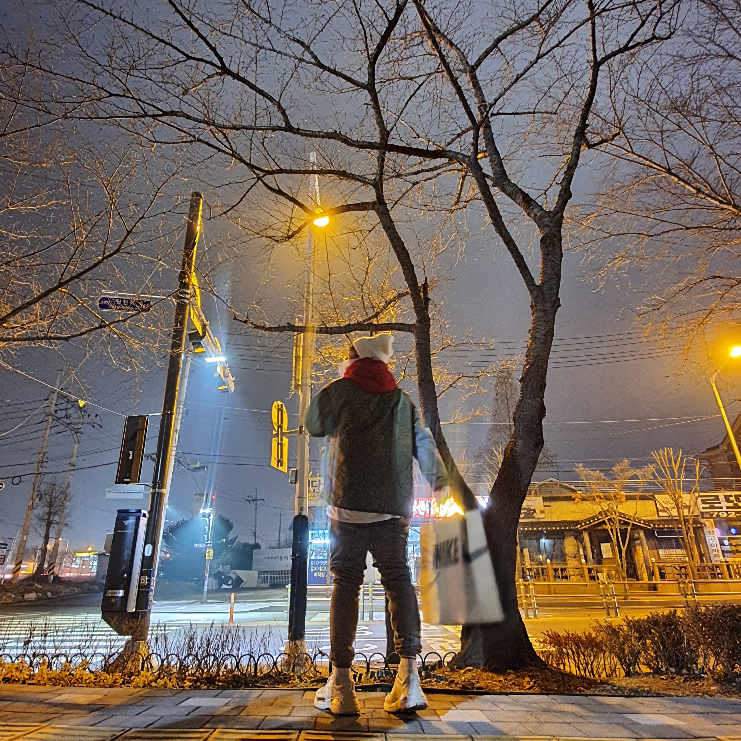 Nike M NRG Hoodie Red, Nike x Stussy Cuff Beanie White 착용 스타일 - 2