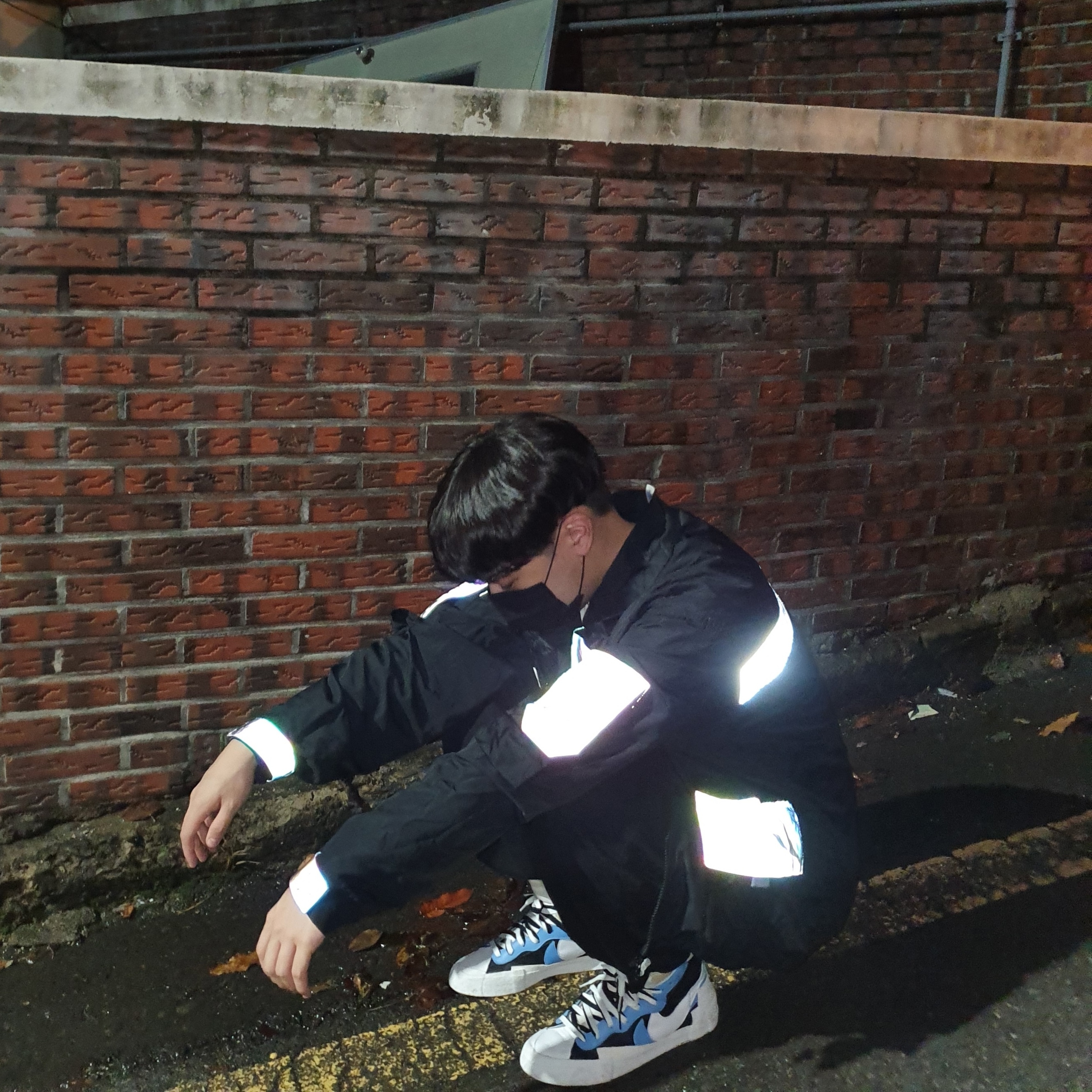 Nike x Sacai Blazer Mid White Black Legend Blue 착용 스타일 - 2