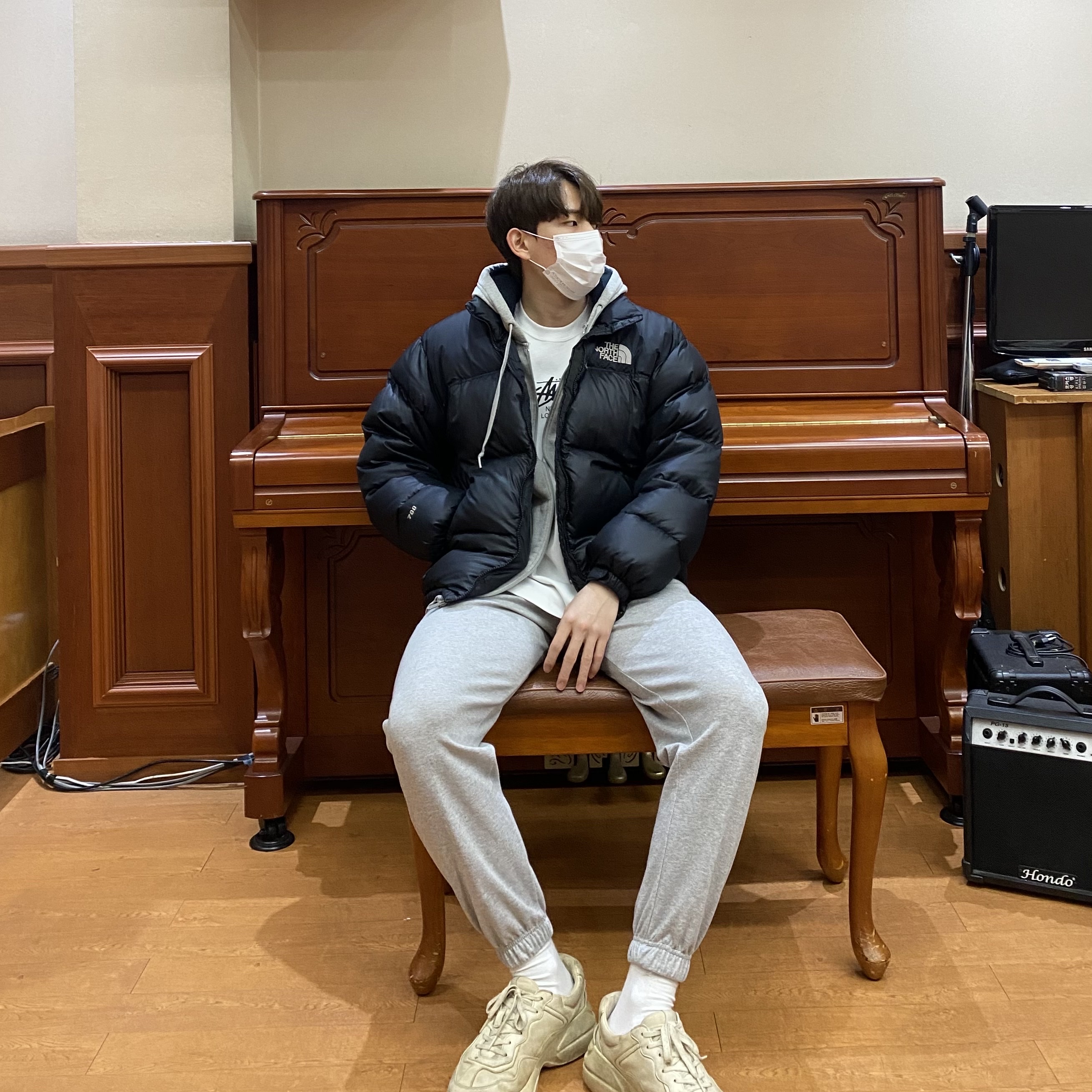 Gucci Rhyton Leather Sneakers Distressed Ivory, Nike x Stussy WT T-Shirt White - Asia 착용 스타일