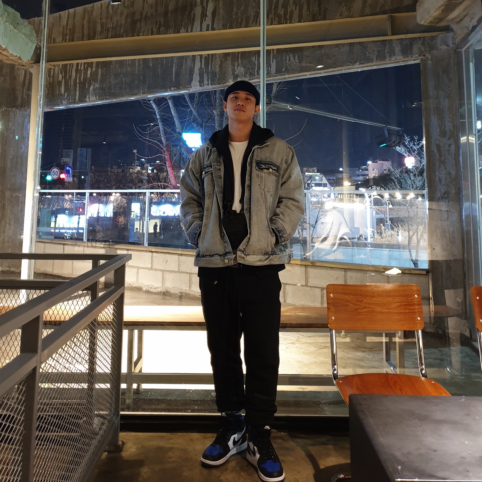 Essentials Denim Trucker Jacket Light Indigo - 20FW, Essentials Sweatpants Dark Slate/Black 2020 착용 스타일 - 1