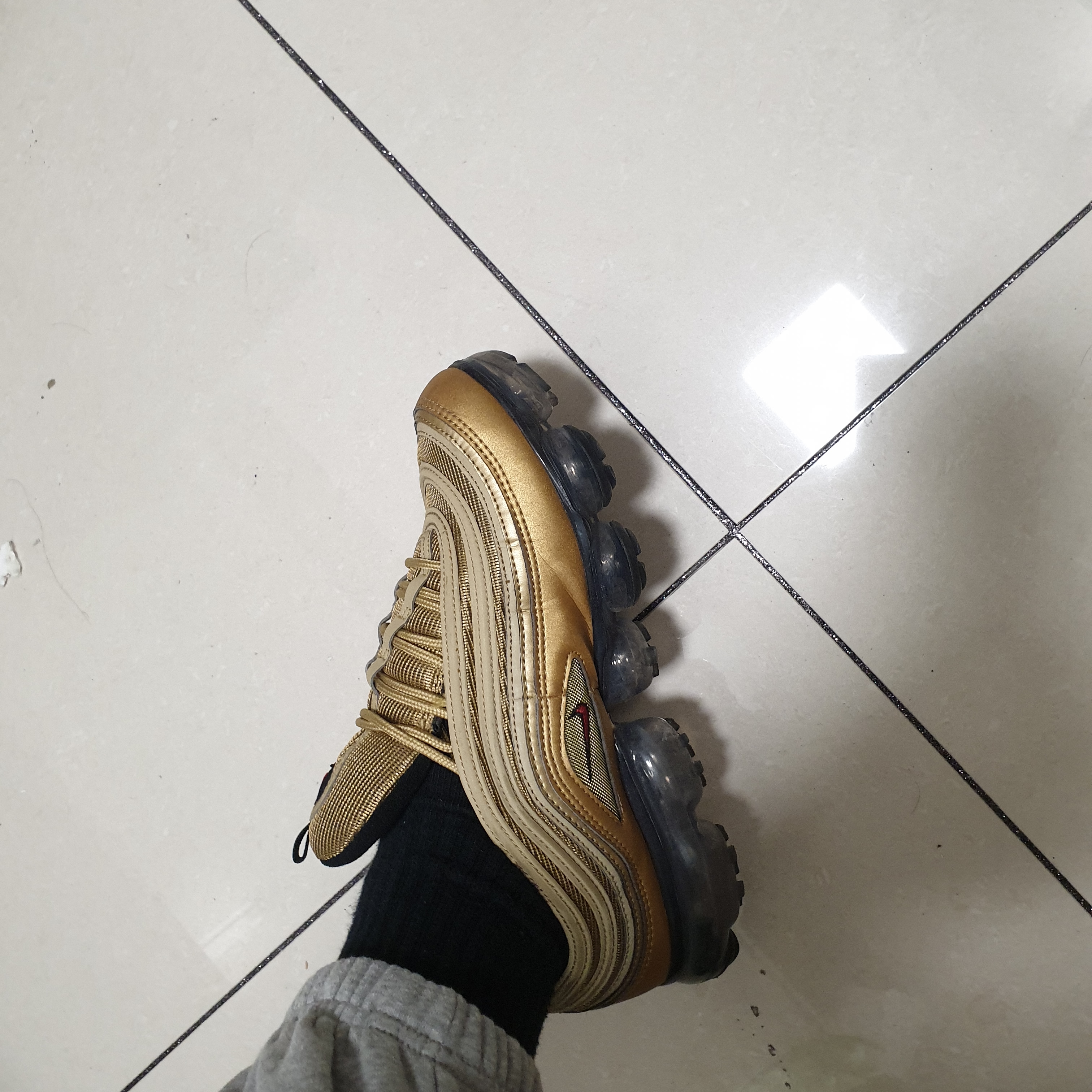 Nike Air VaporMax 97 Metallic Gold 착용 스타일 - 2