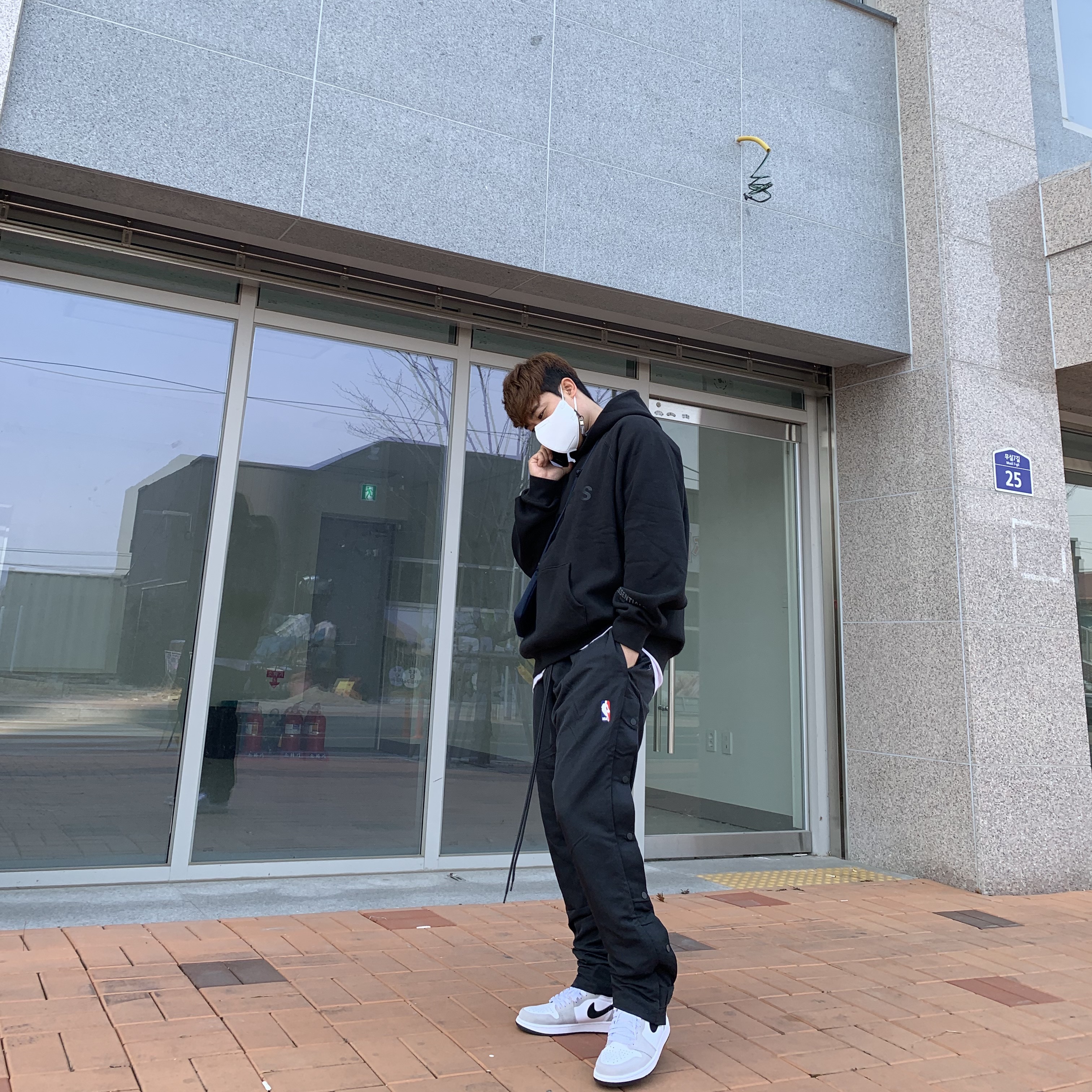 Jordan 1 Retro High OG Light Smoke Grey, Nike x Fear of God Warm Up Pants Off Noir 착용 스타일 - 1