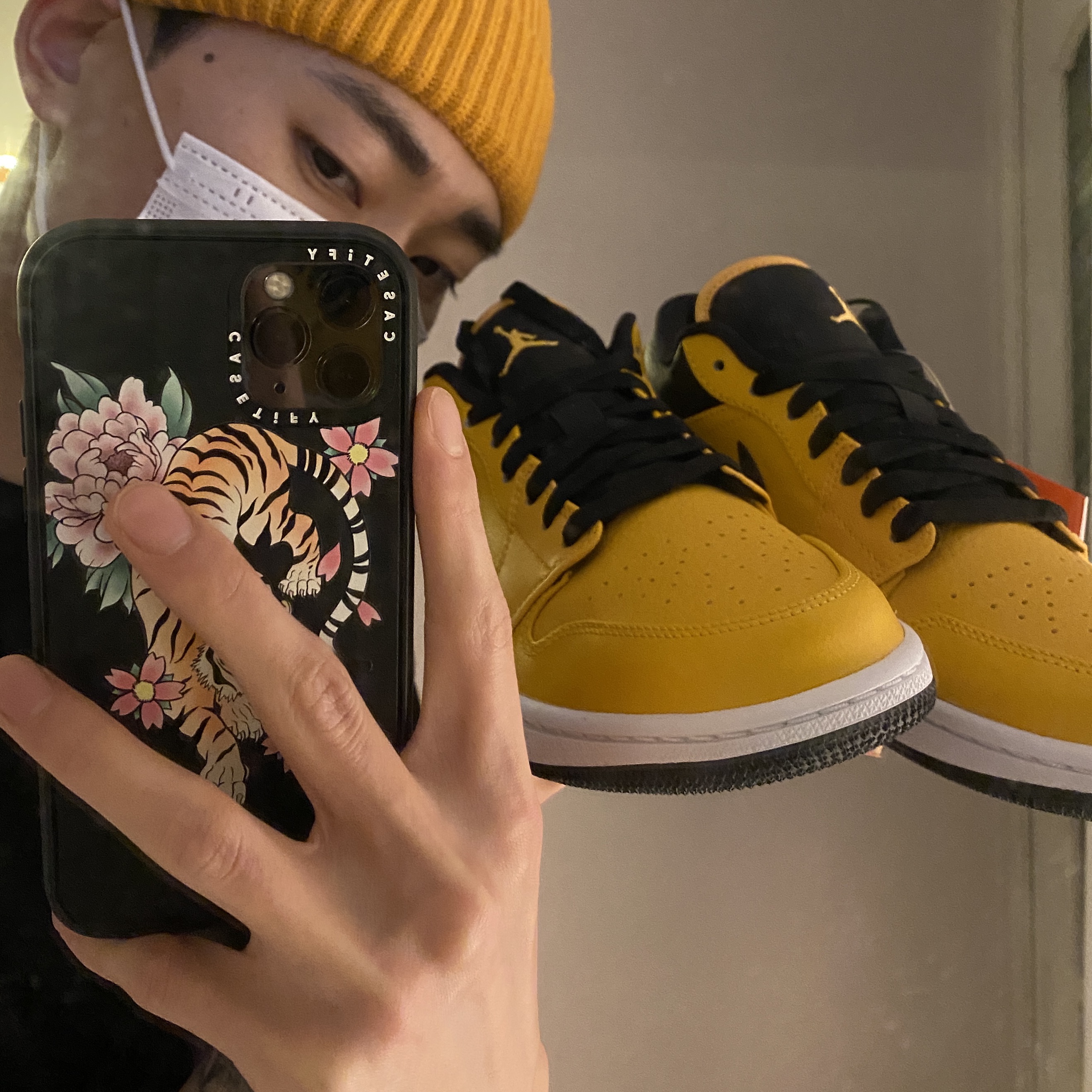 Jordan 1 Low University Gold Black 착용 스타일