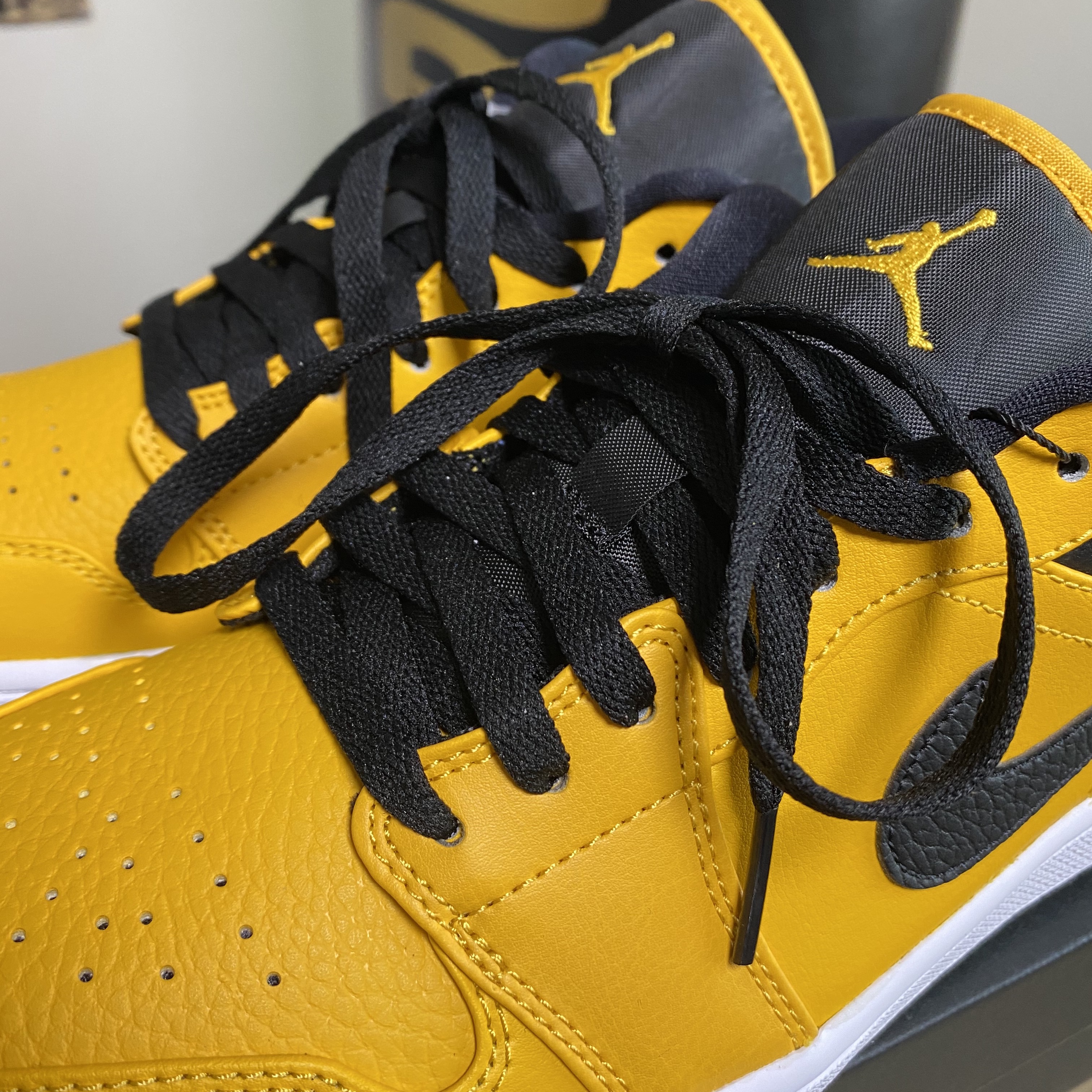Jordan 1 Low University Gold Black 착용 스타일 - 2