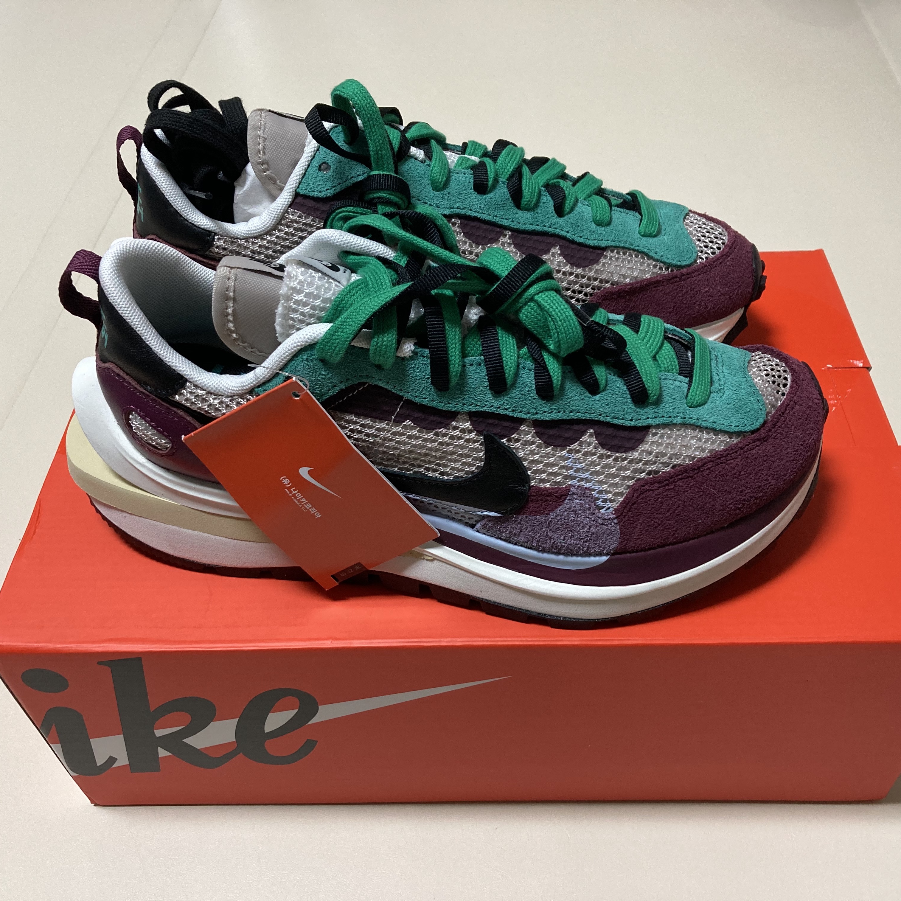 Nike x Sacai VaporWaffle String & Black Villain Red 착용 스타일 - 2