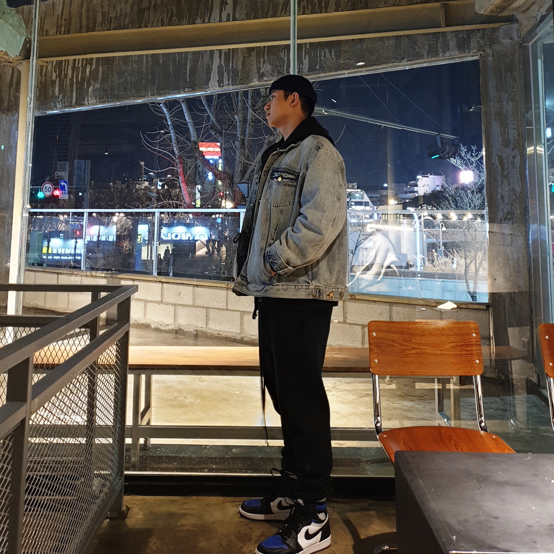 Essentials Denim Trucker Jacket Light Indigo - 20FW, Essentials Sweatpants Dark Slate/Black 2020 착용 스타일 - 2