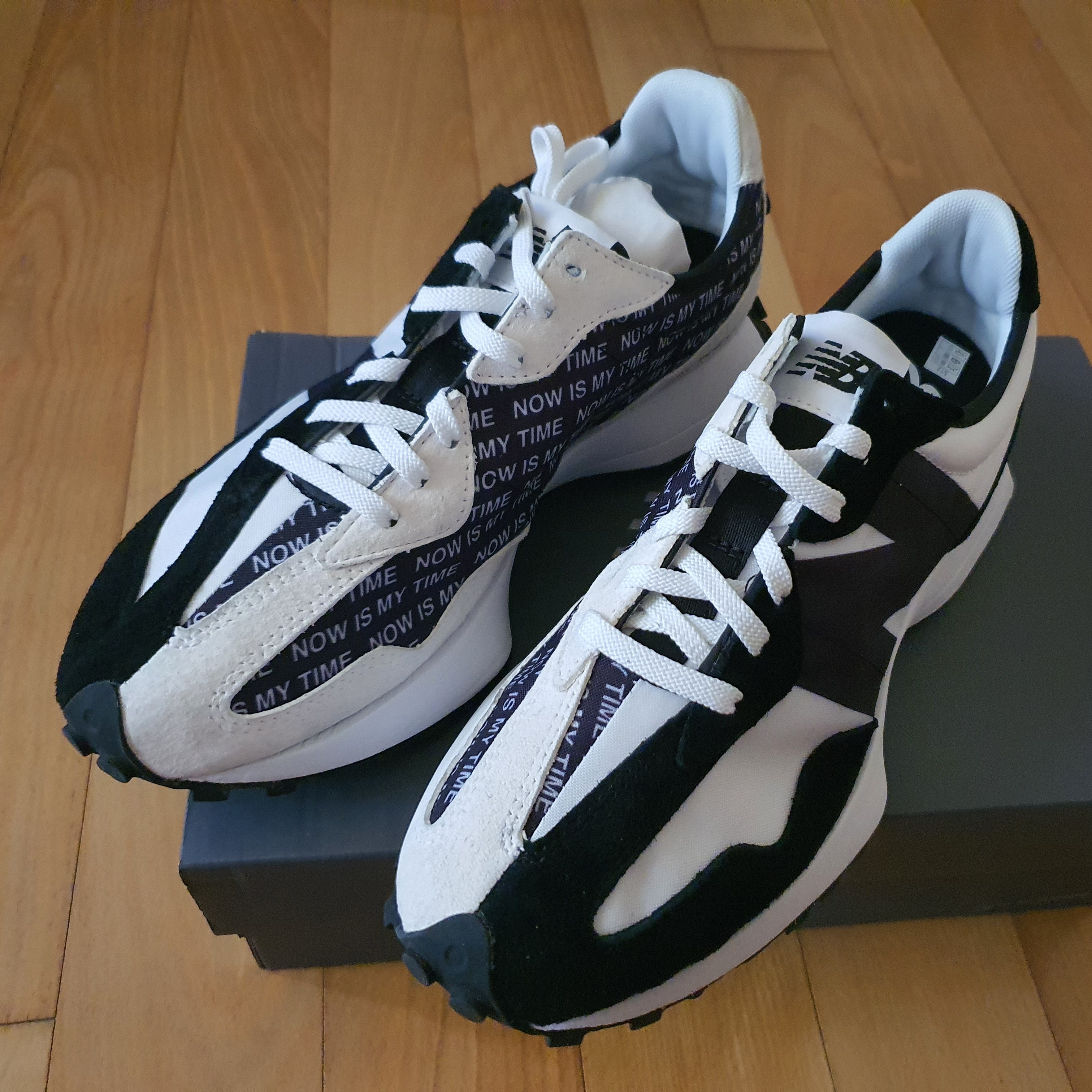 (W) New Balance 327 White Black 착용 스타일 - 3