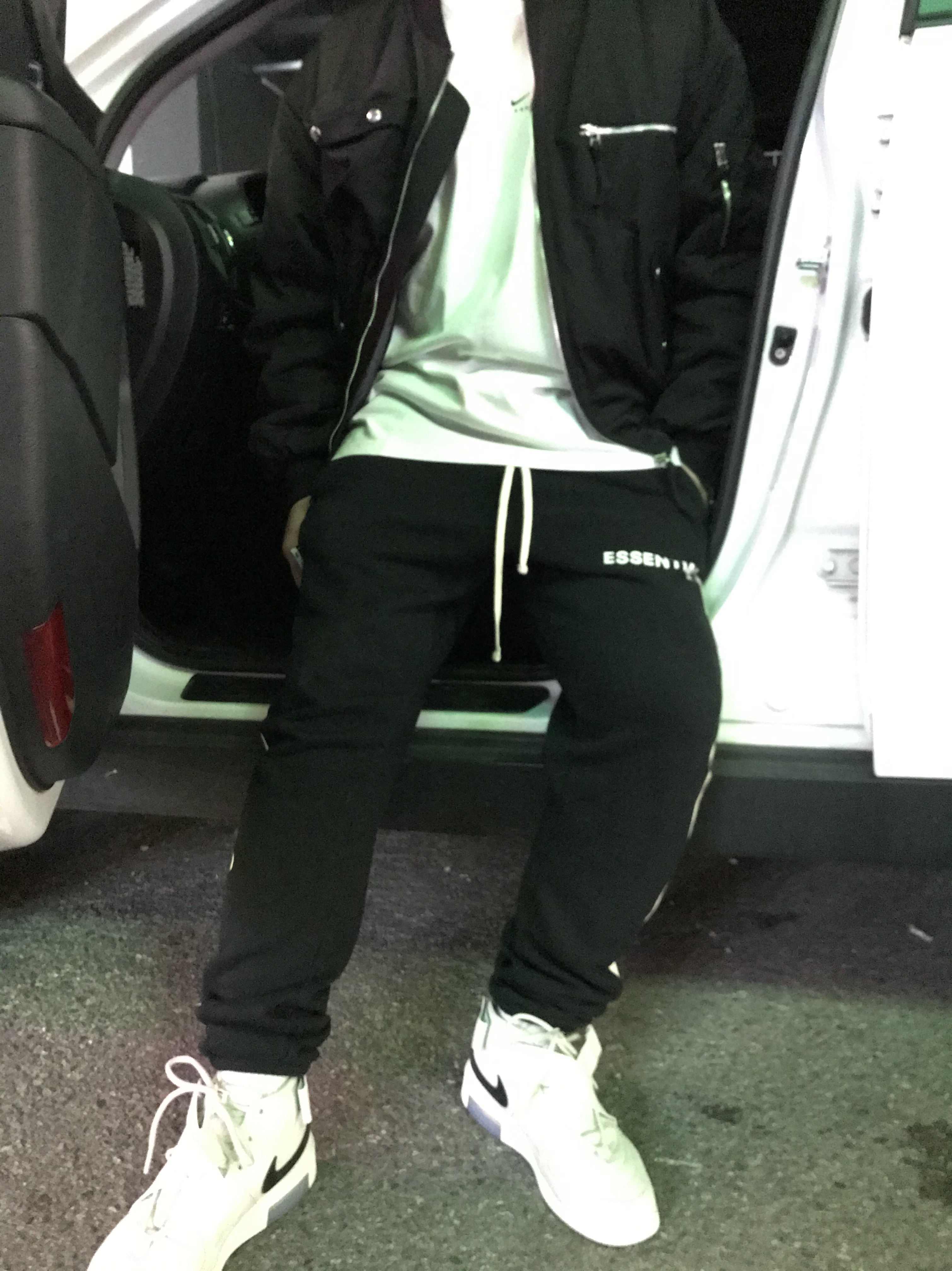 Nike x Fear of God Air Fear of God Raid Light Bone 착용 스타일