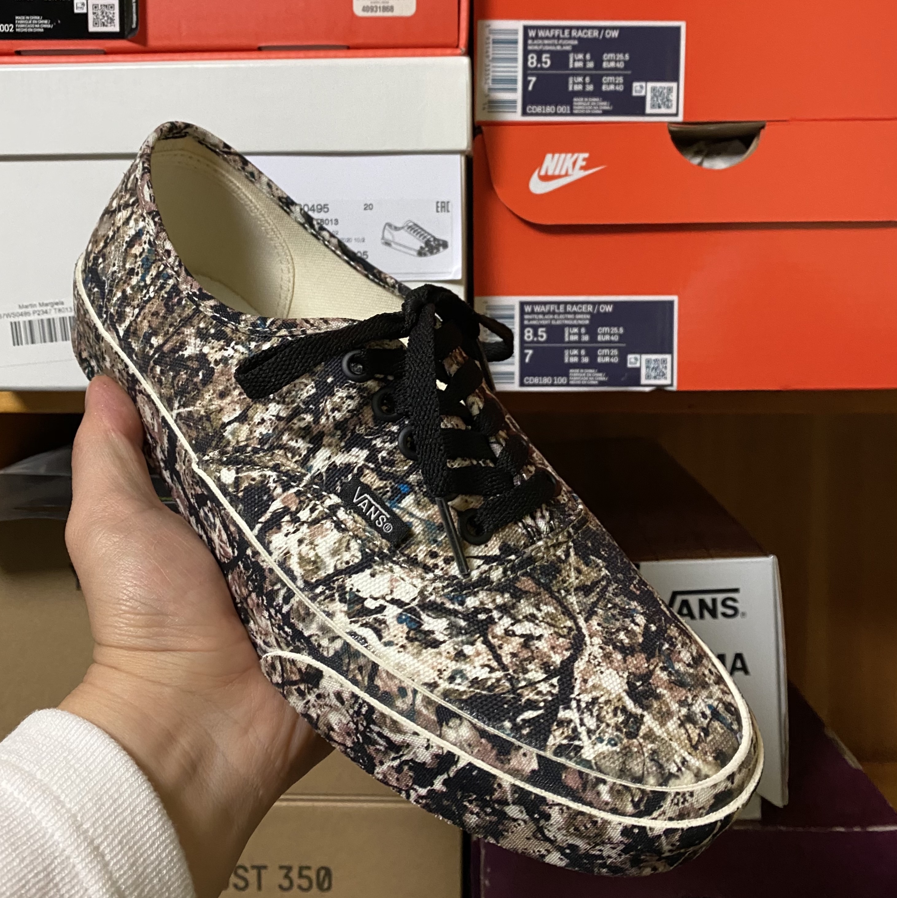 Vans x MoMA Authentic Jackson Pollock 착용 스타일