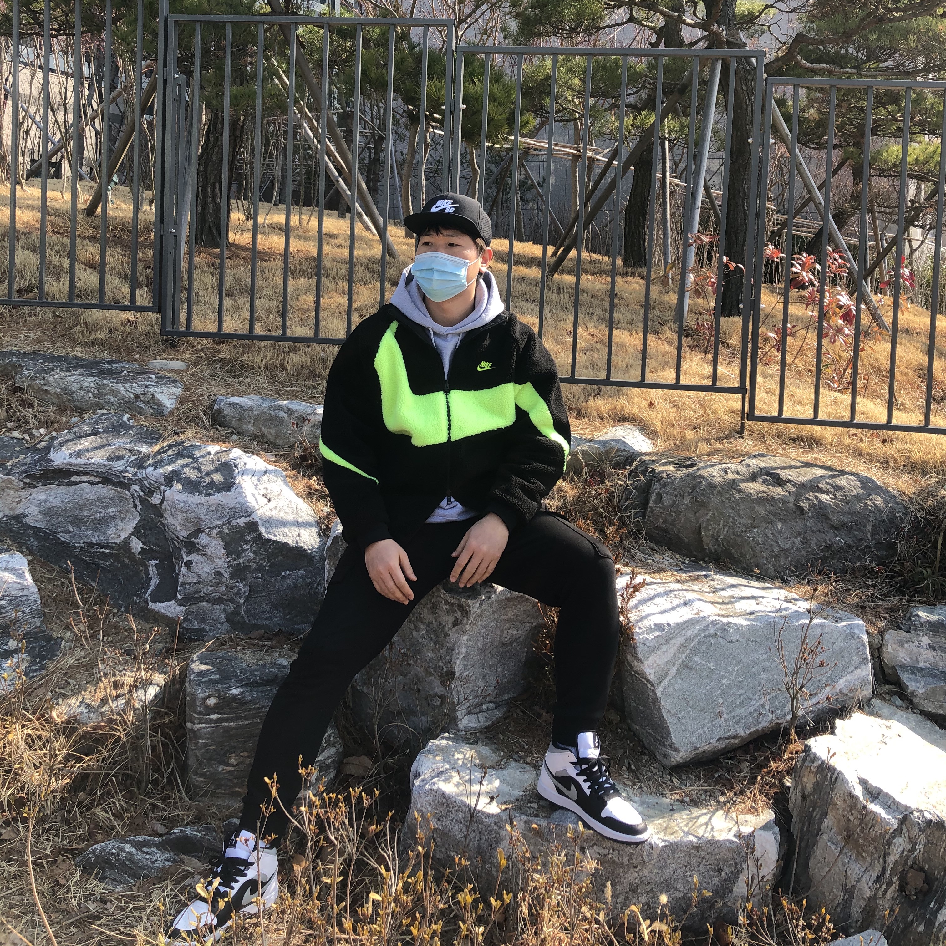 Jordan 1 Mid White Shadow, Nike Big Swoosh Full Zip Jacket Black Volt 착용 스타일