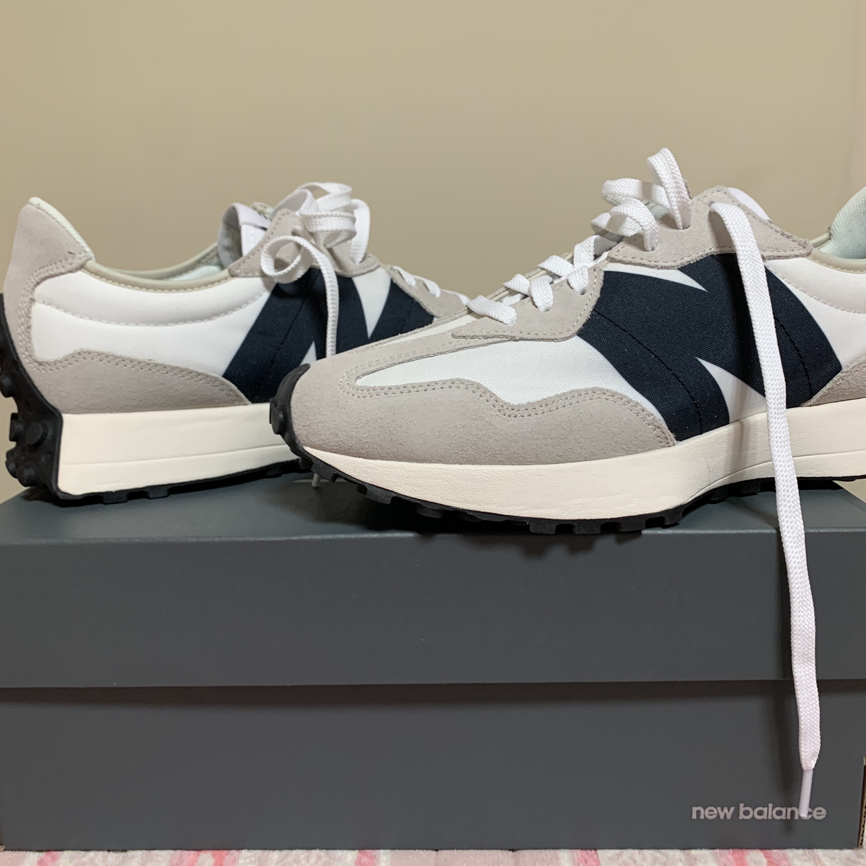 New Balance 327 White Black 착용 스타일