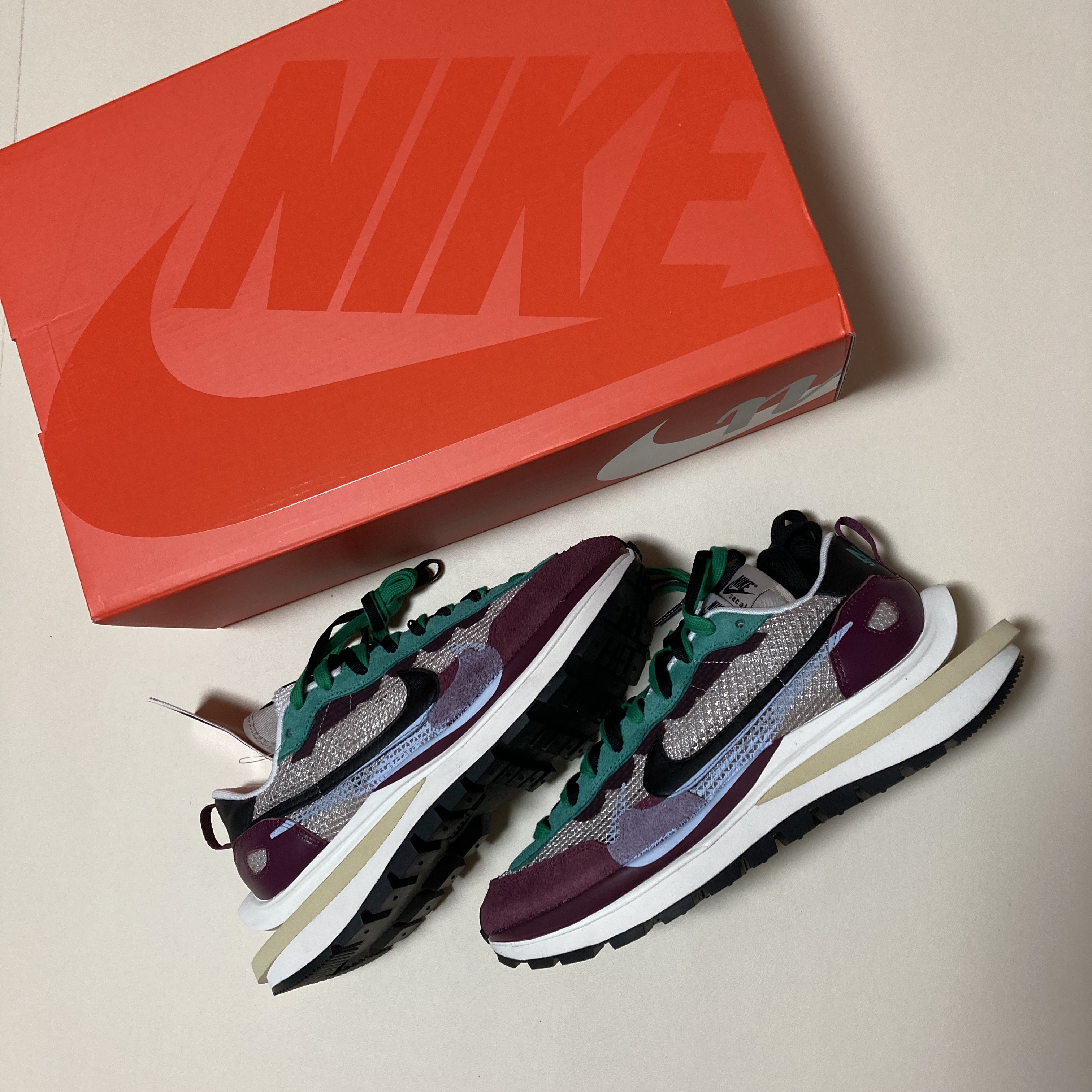 Nike x Sacai VaporWaffle String & Black Villain Red 착용 스타일 - 1