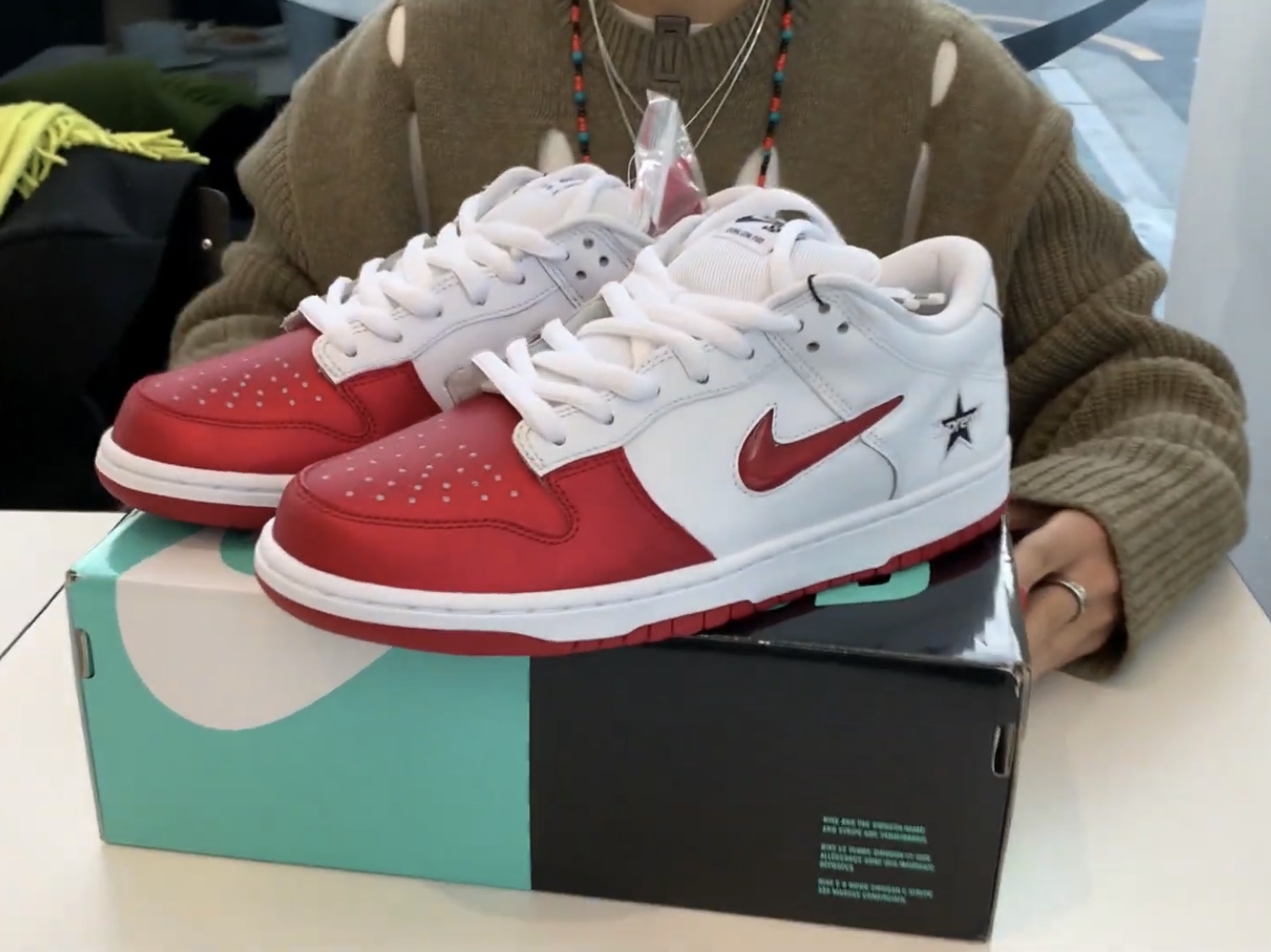 Nike x Supreme SB Dunk Low Jewel Swoosh Red 착용 스타일