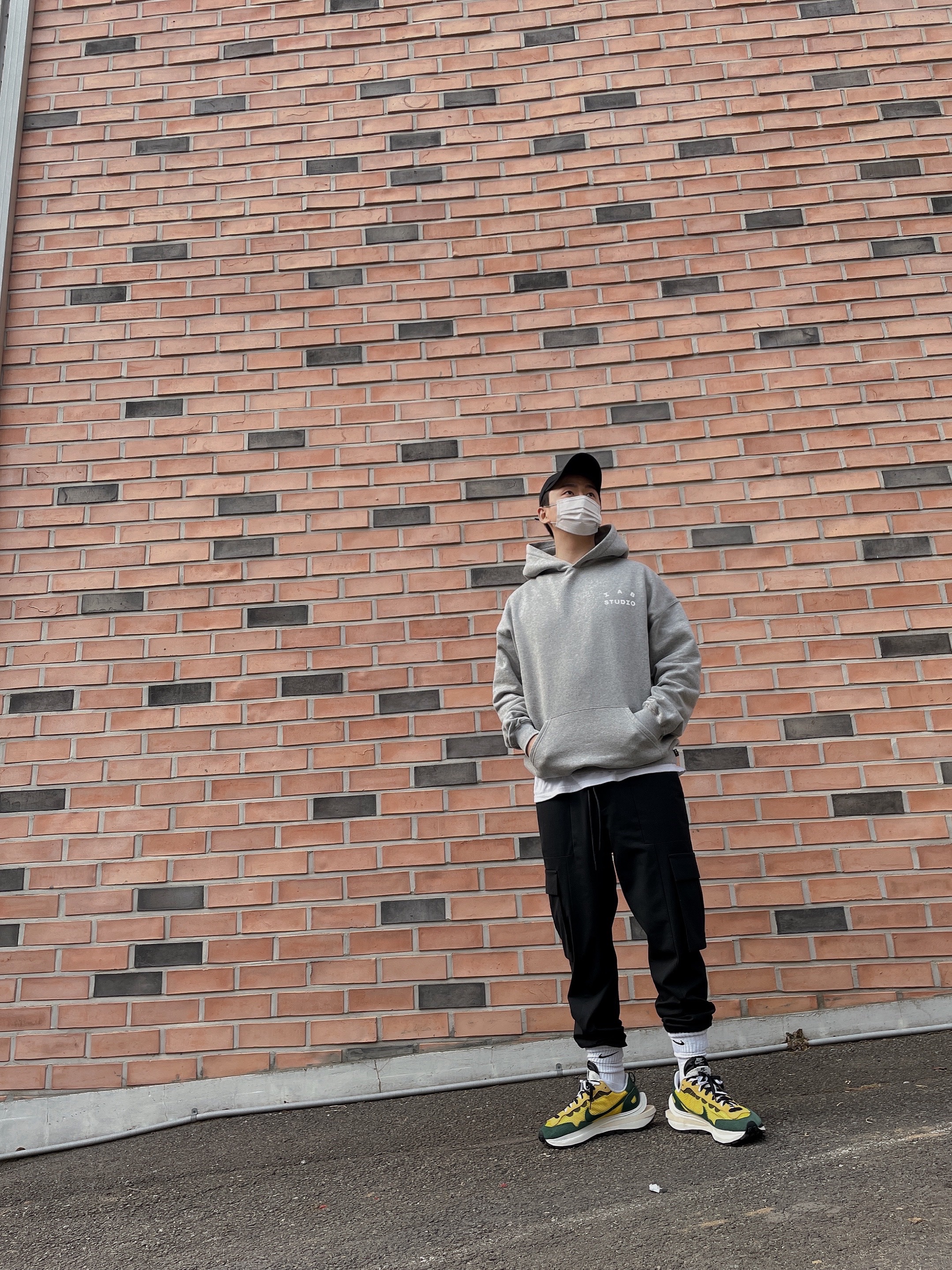 Nike x Sacai VaporWaffle Tour Yellow & Gorge Green Sail, IAB Studio Hoodie Gray - 21SS 착용 스타일 - 2