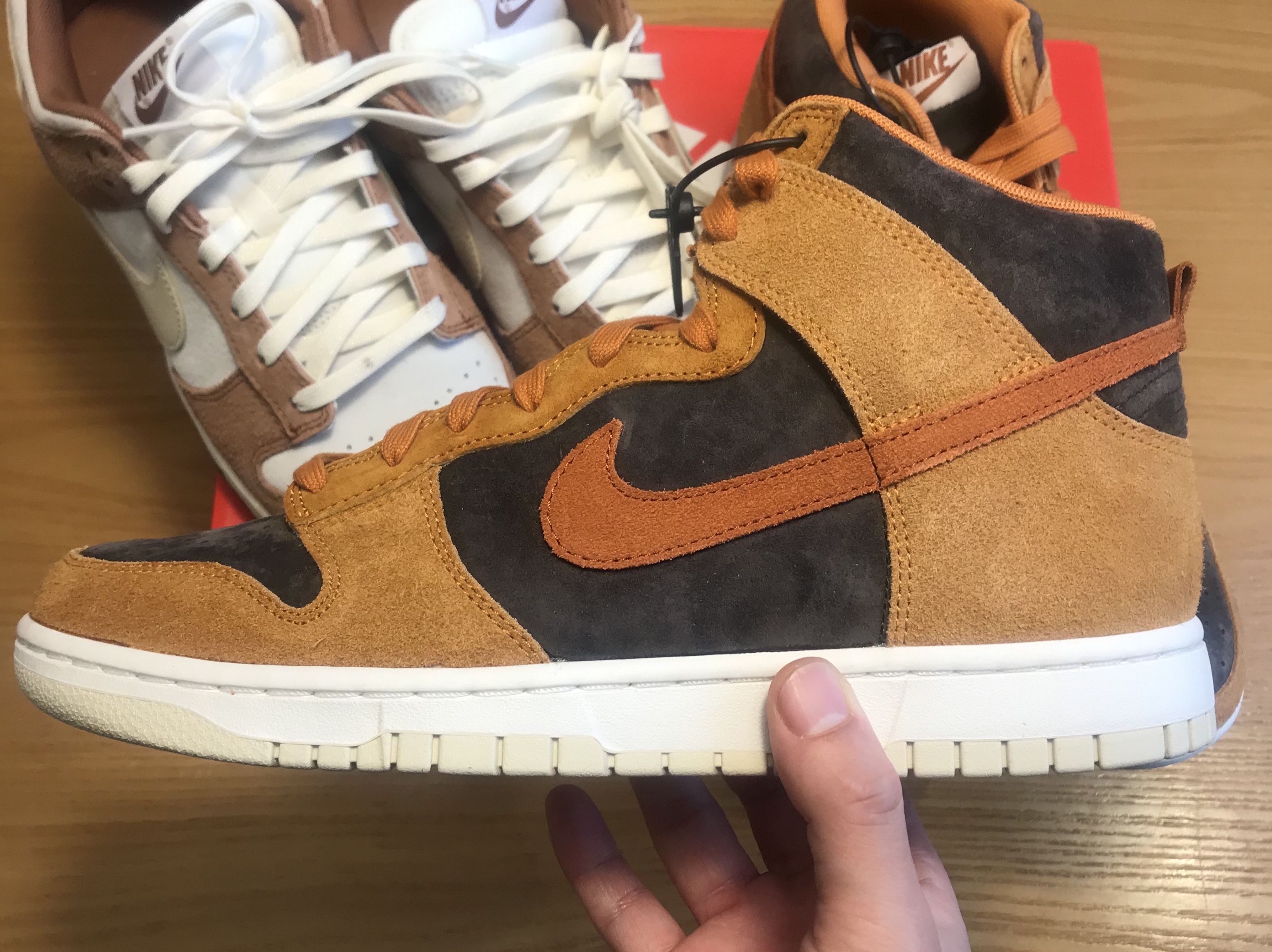 Nike Dunk Low Pro Premium Medium Curry, Nike Dunk High Retro PRM Dark Curry 착용 스타일 - 2