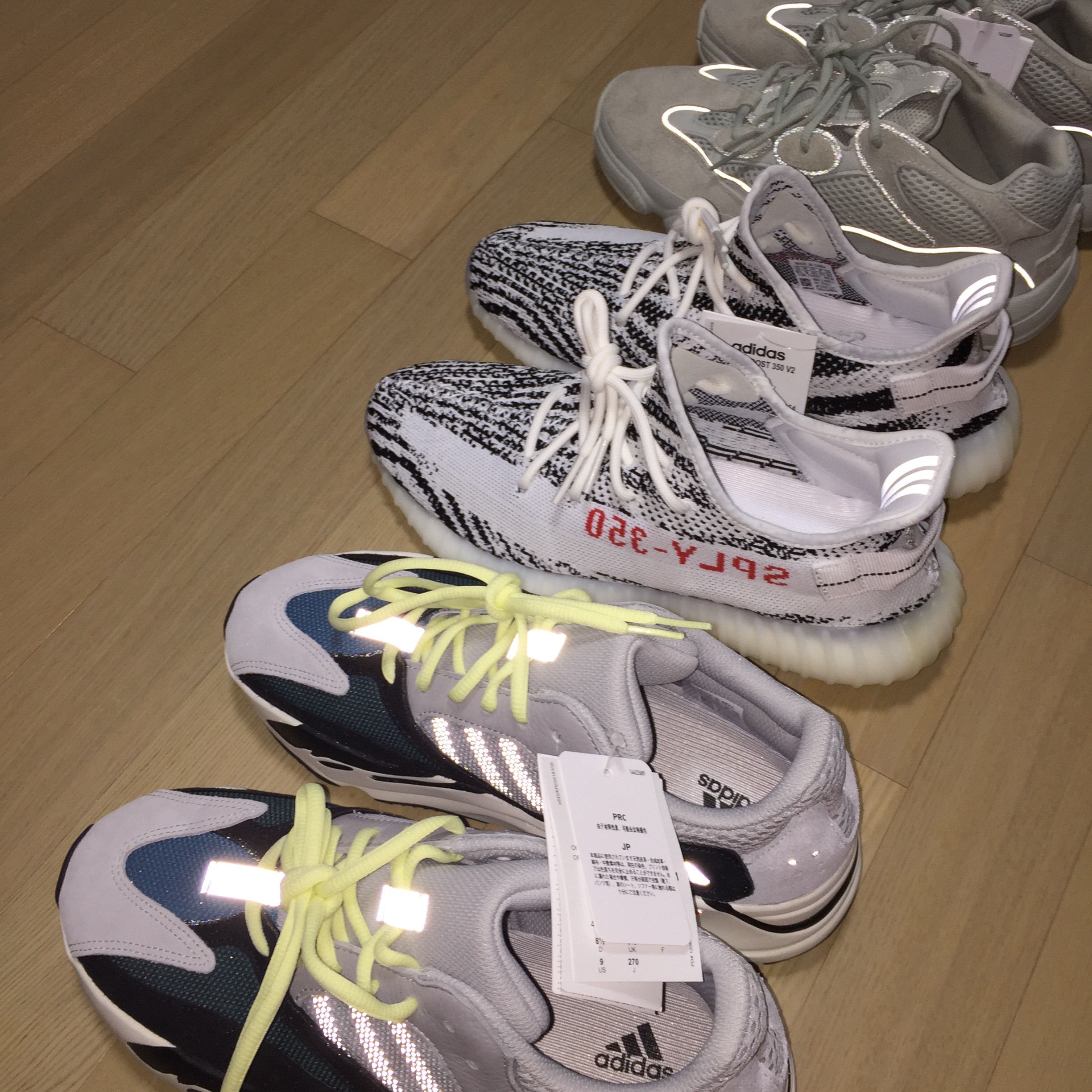 Adidas Yeezy Boost 350 V2 Zebra 2017/2019/2020, Adidas Yeezy Boost 700 Wave Runner Solid Grey 2017/2019 착용 스타일 - 2