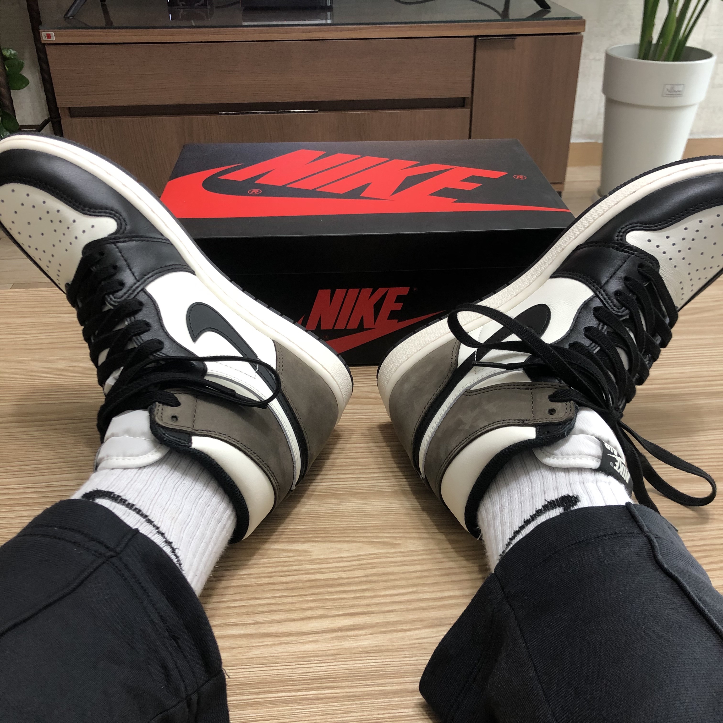 Jordan 1 Retro High OG Black Mocha, (GS) Jordan 1 Retro High OG Black Mocha 착용 스타일 - 2