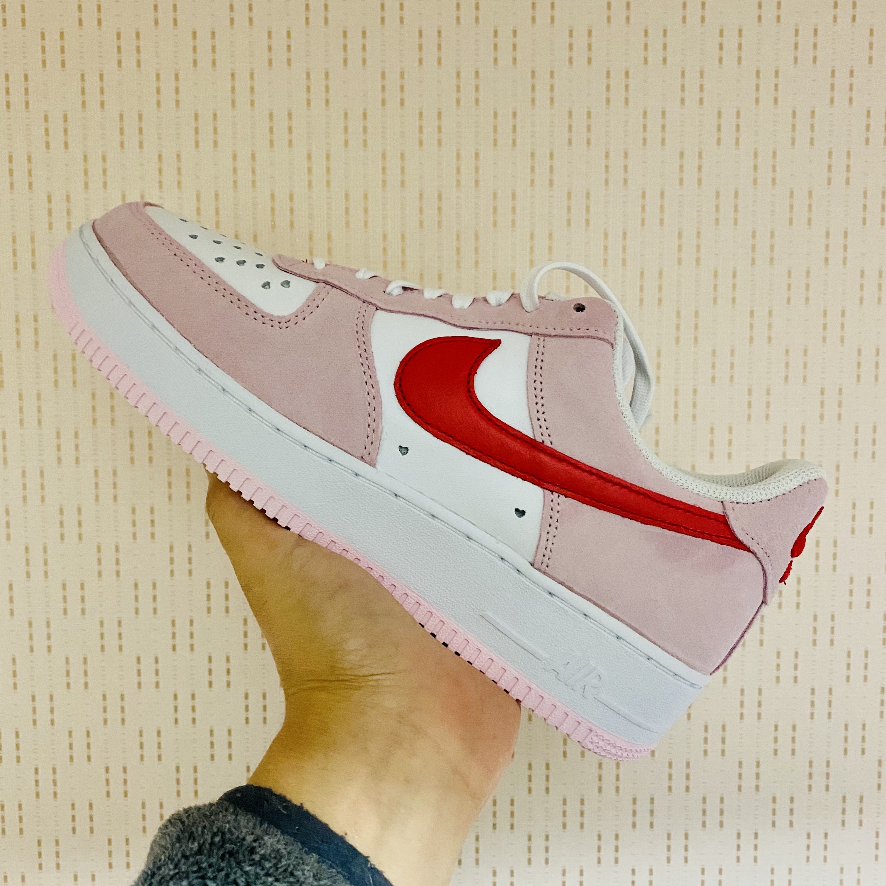 Nike Air Force 1 '07 QS Valentine's Day 착용 스타일