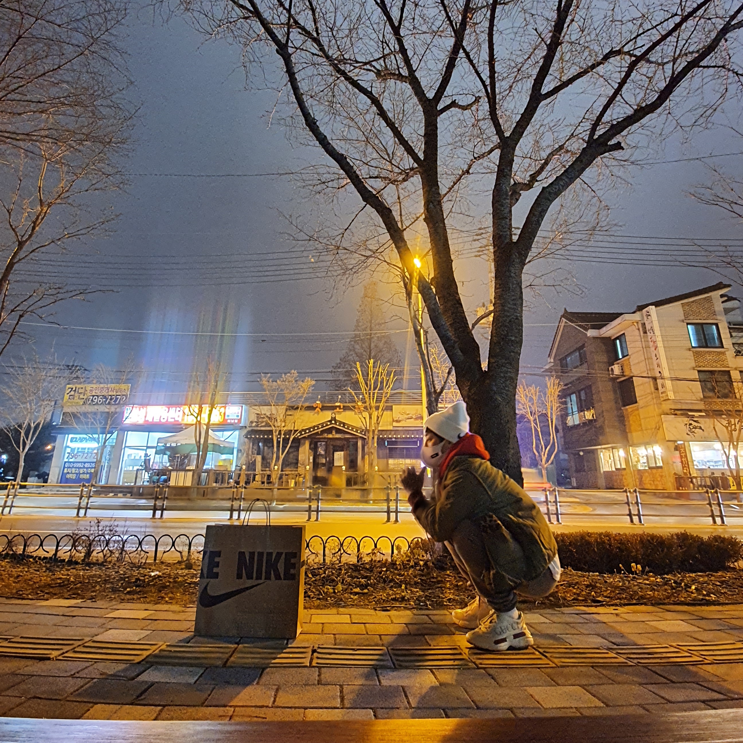 Nike M NRG Hoodie Red, Nike x Stussy Cuff Beanie White 착용 스타일 - 1