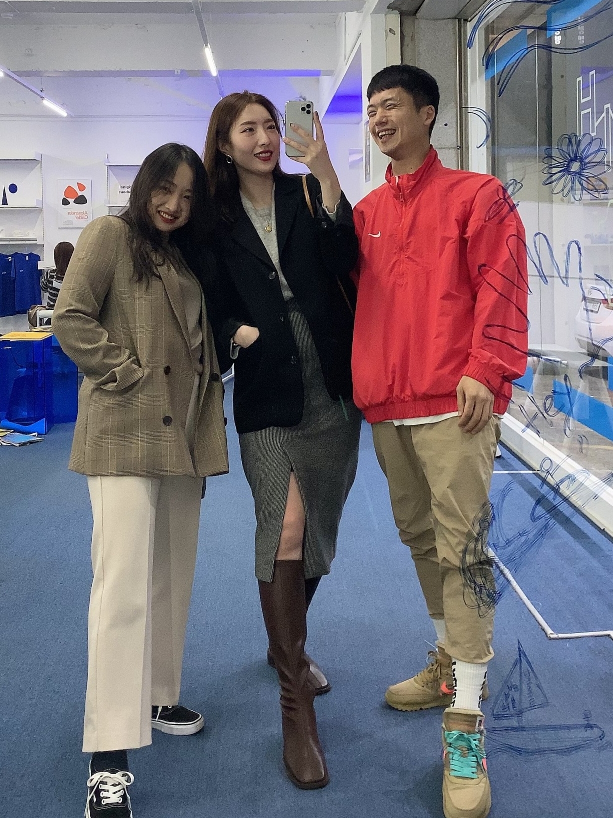 Nike x Off-White Air Max 90 V2 Desert Ore, Nike x Stussy Windrunner Jacket Habanero Red 착용 스타일 - 2