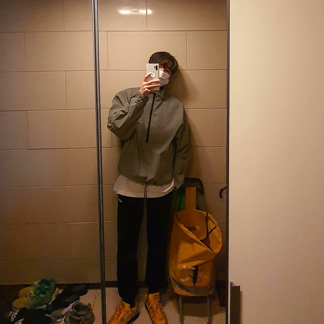 Nike x Off-White Air Rubber Dunk University Gold 착용 스타일