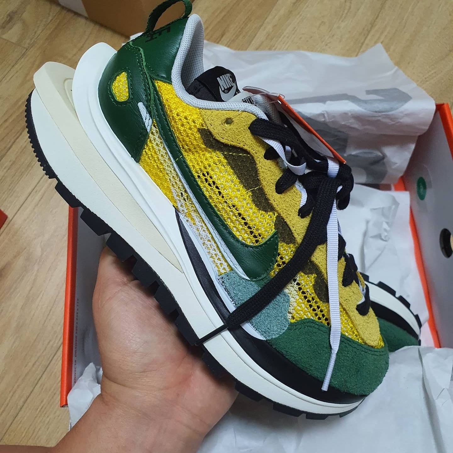 Nike x Sacai VaporWaffle Tour Yellow & Gorge Green Sail 착용 스타일 - 2