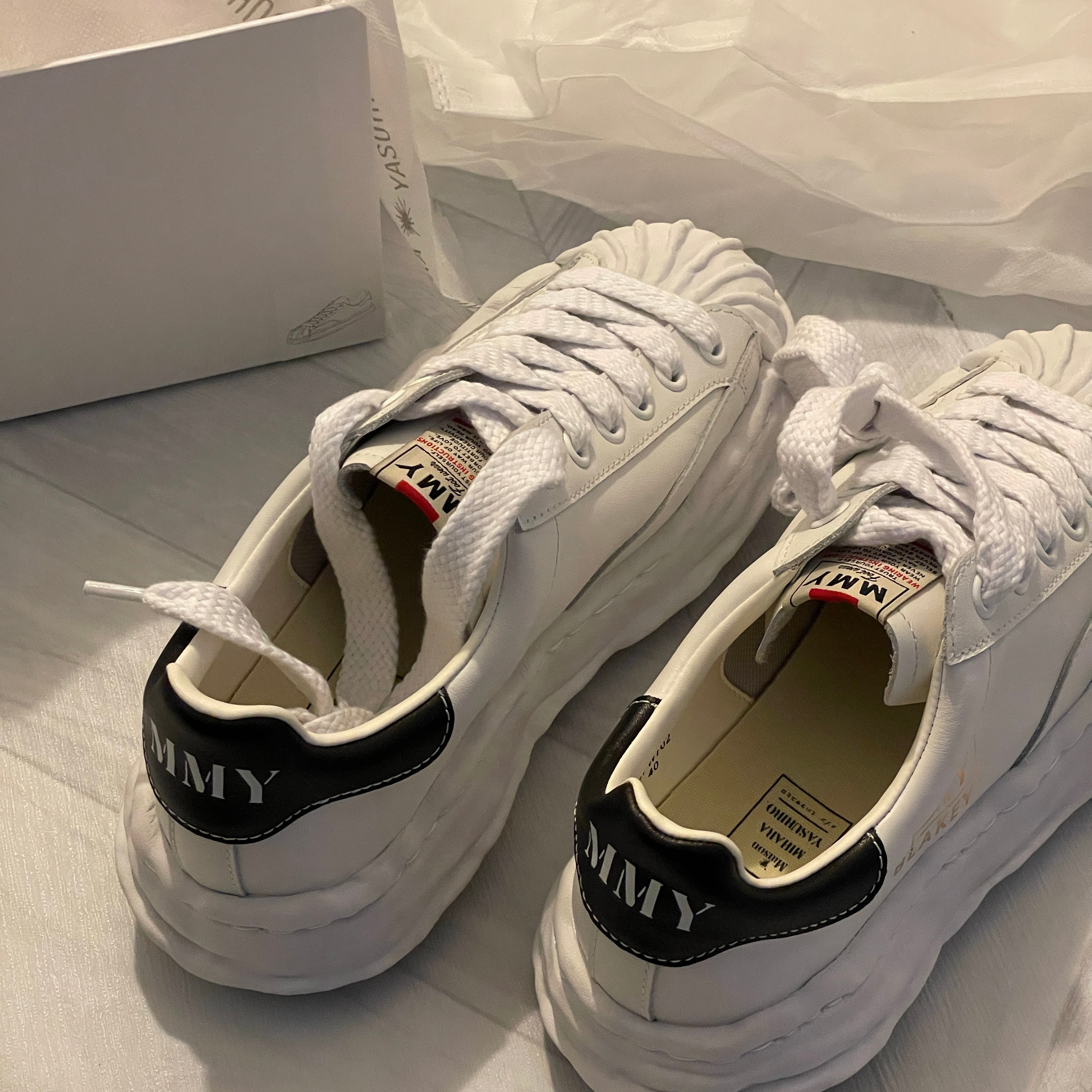 Maison Mihara Yasuhiro Blakey OG Sole Leather Low-top Sneakers White 착용 스타일