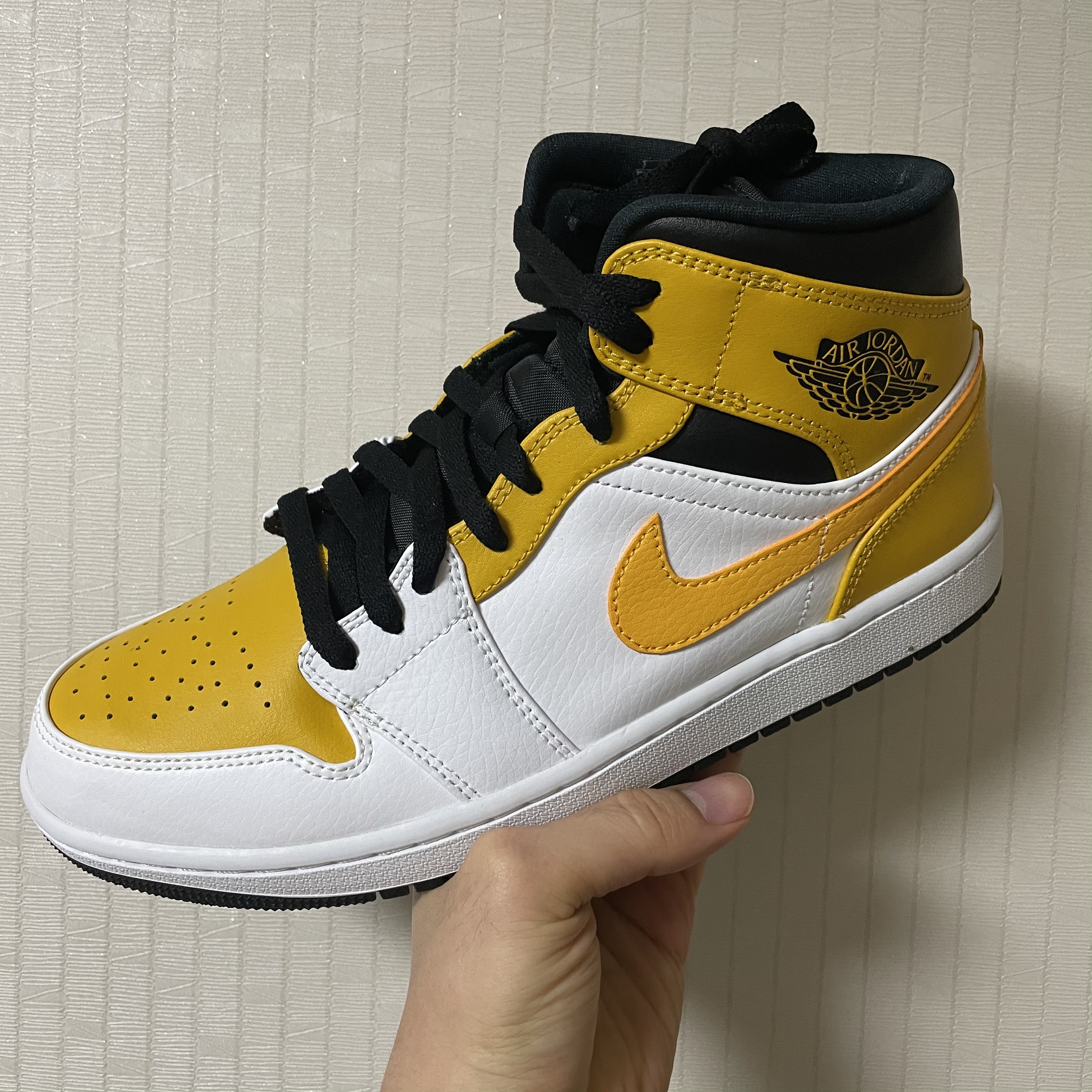 Jordan 1 Mid White University Gold 착용 스타일