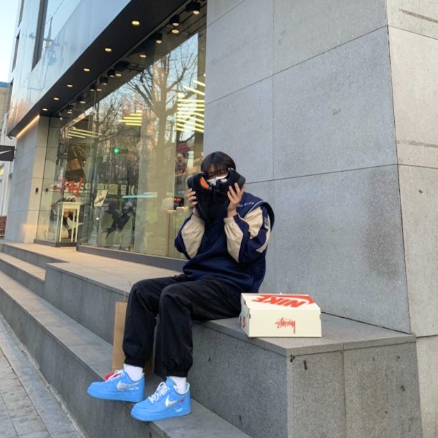 Nike x Off-White Air Force 1 Low MCA University Blue, Nike x Stussy Air Force 1 Low Triple Black 착용 스타일 - 1